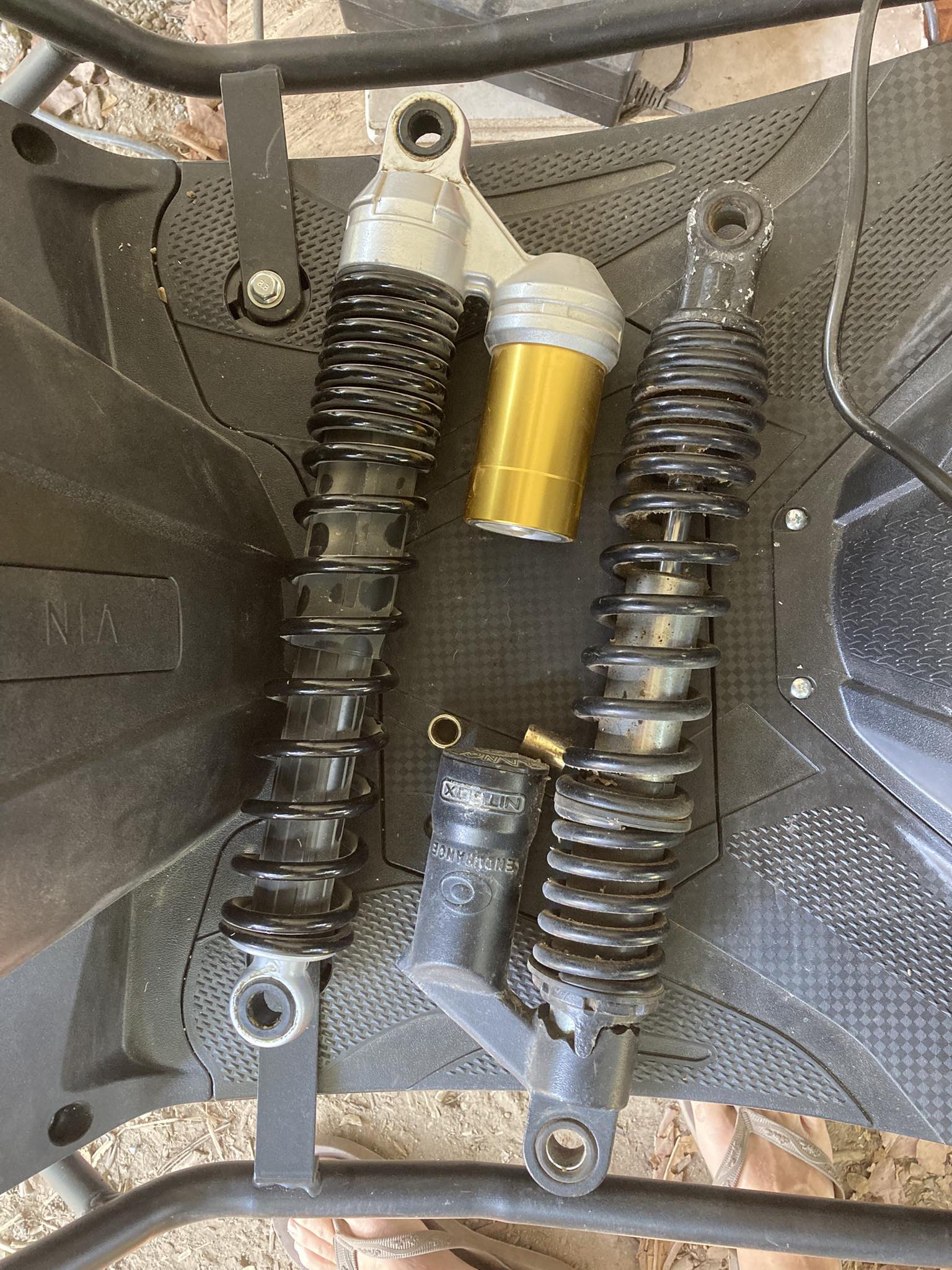 RFY QR-2B-320 Universal Motorcycle Air Shock Absorber Rear 