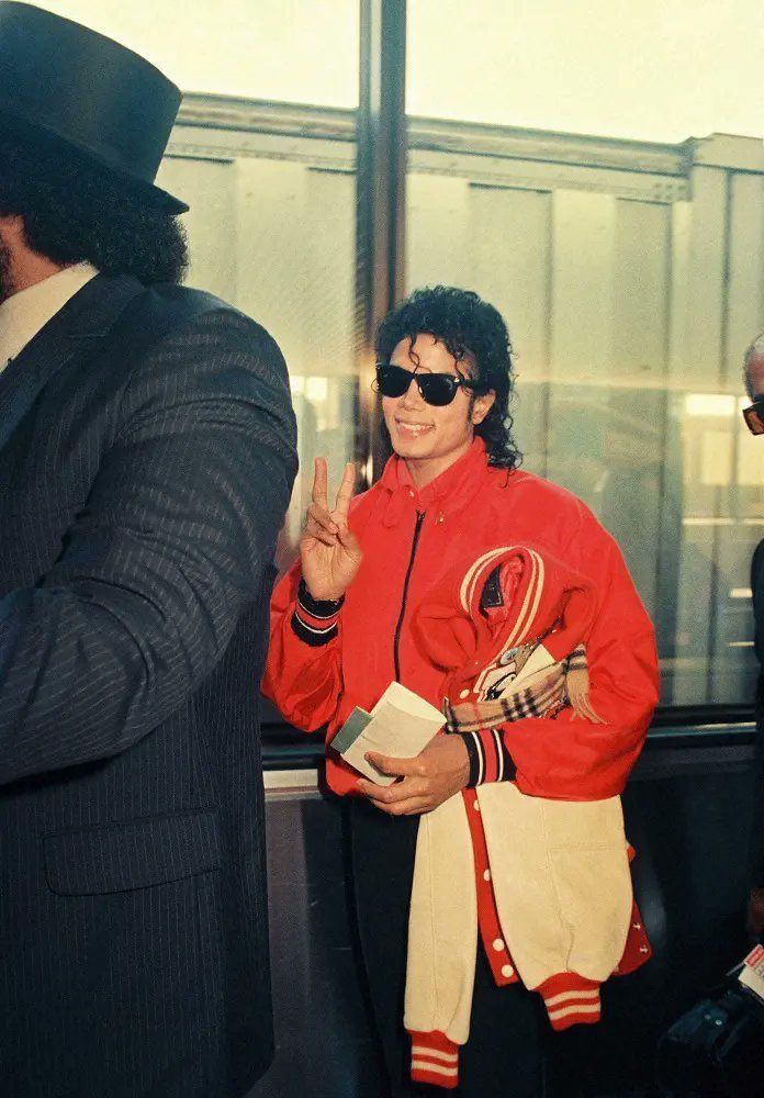 This photo shows Michael Jackson landing in Japan in 1987 to begin
