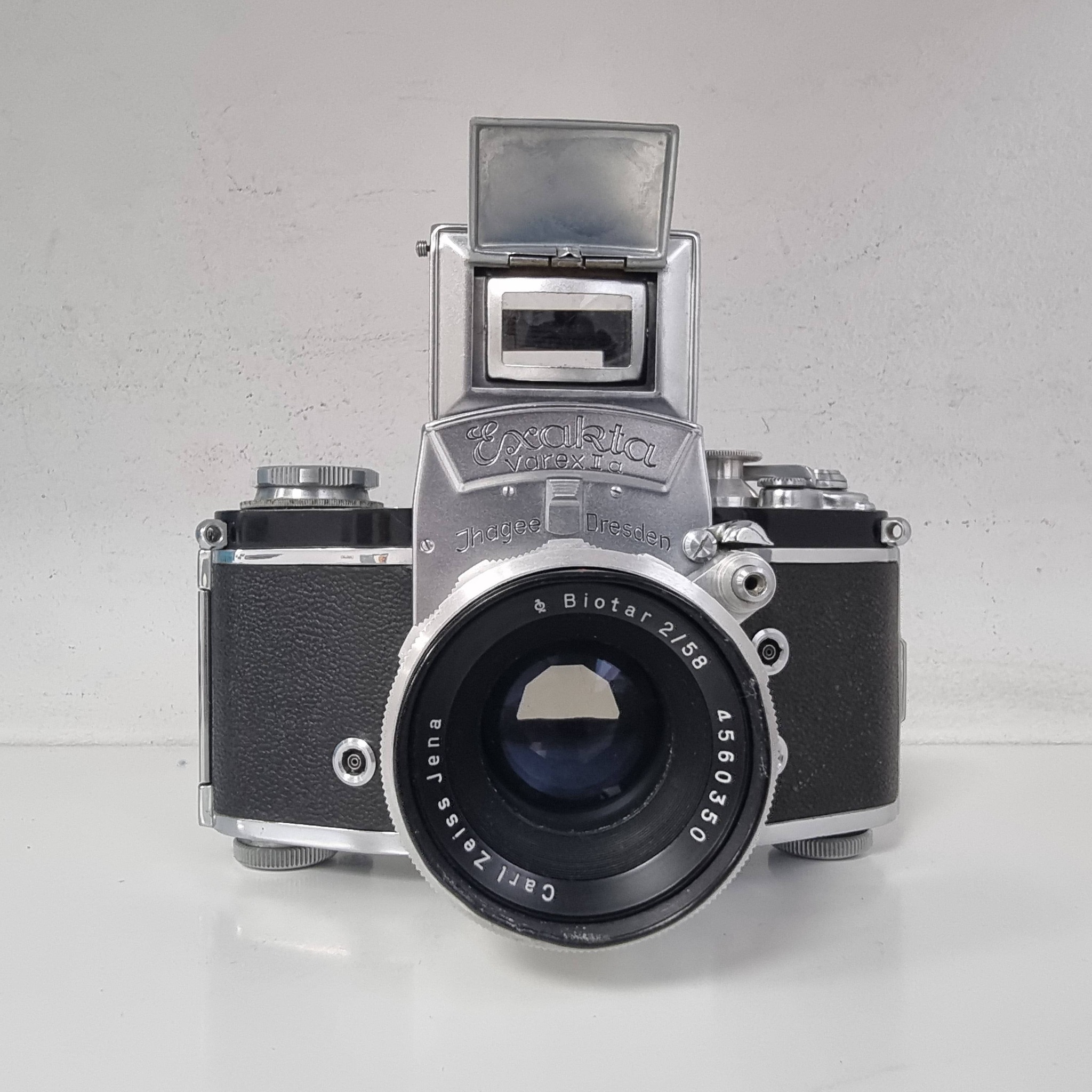 フィルムカメラ Exakta Varex Biotar 58mm F2 What Exakta Varex IIa model has a Carl Zeiss Biotar 58mm f/2 lens?