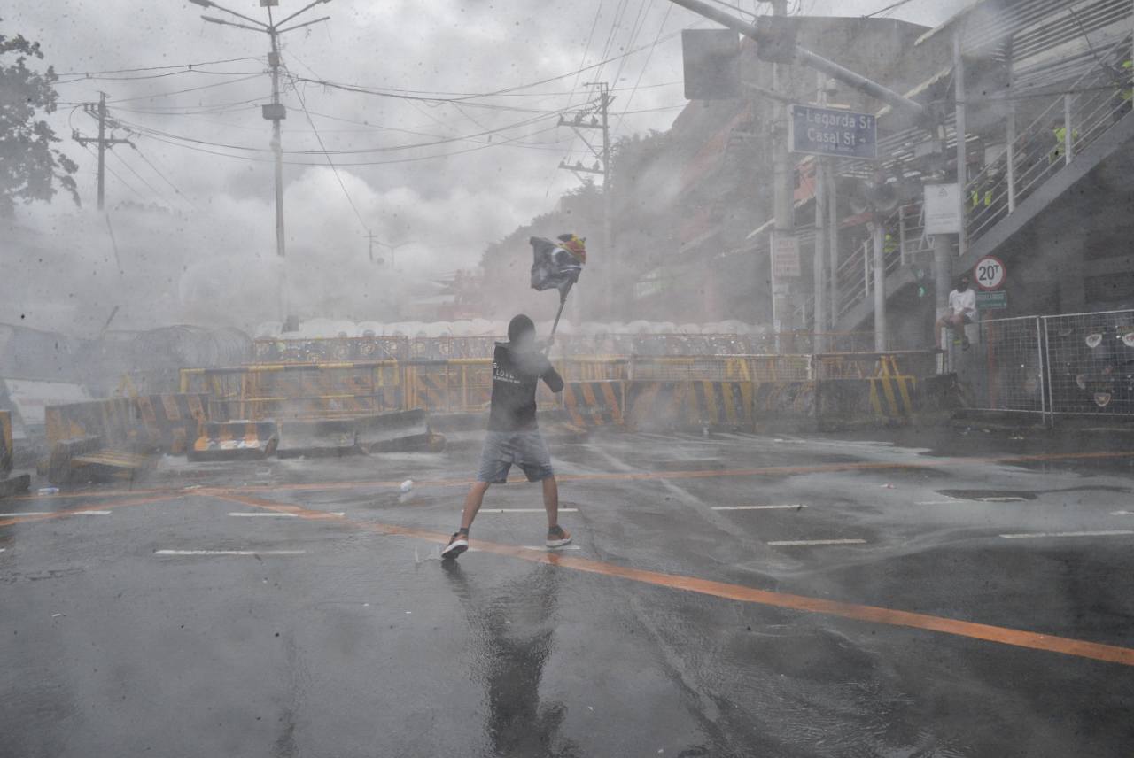 Larry Monserate - Protesters clash with anti-riot police at Ayala ...
