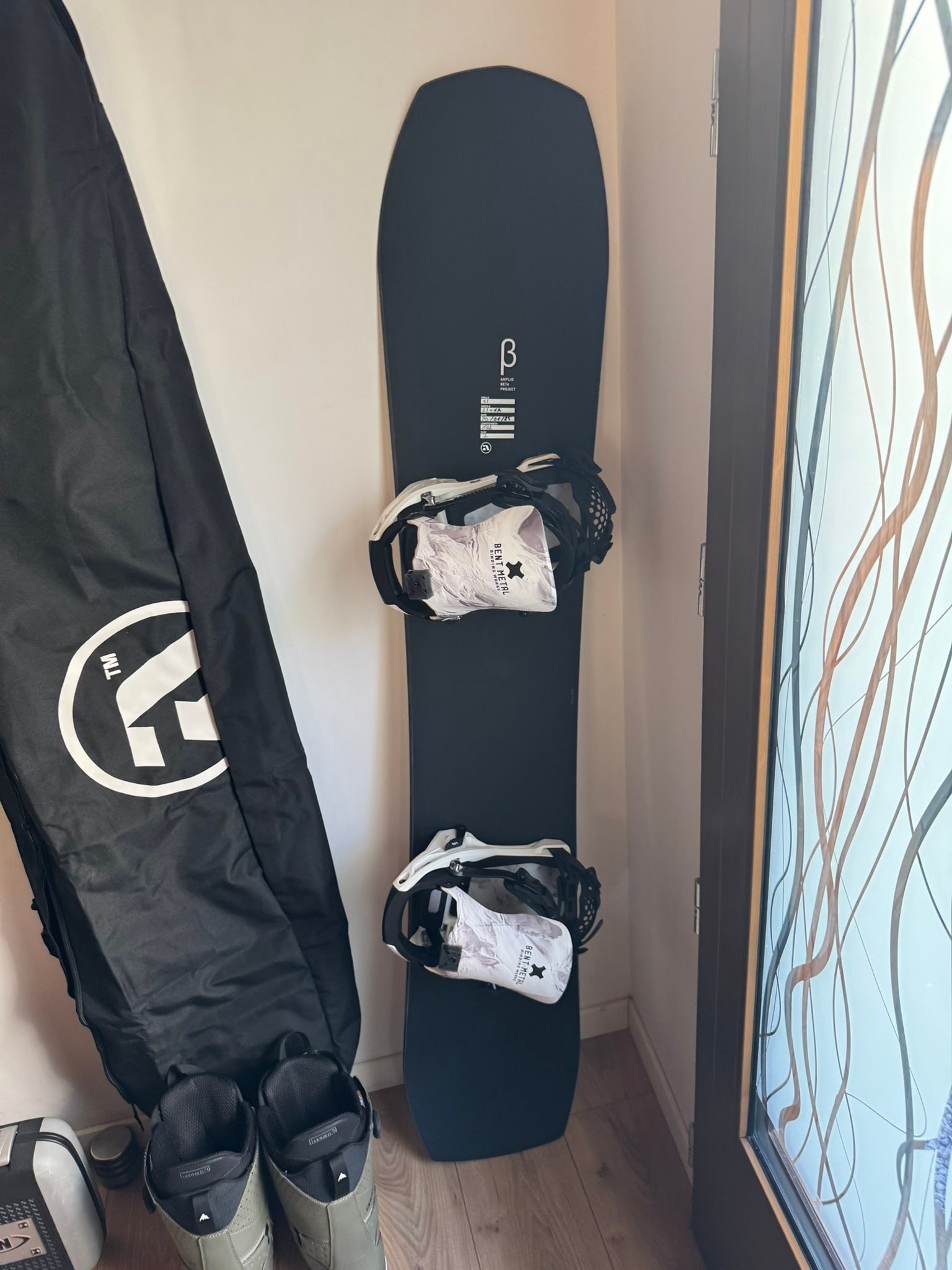 Amplid Singular Carbon Prototype snowboard with Bent Metal bindings