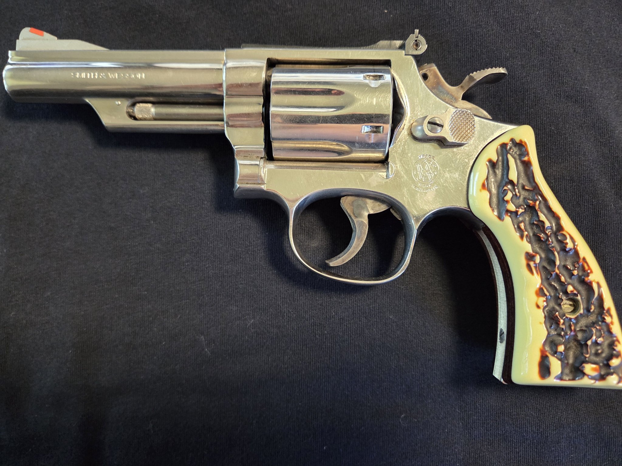 What kind of grips are on a 1982 Smith & Wesson Model 19-4 Nickel