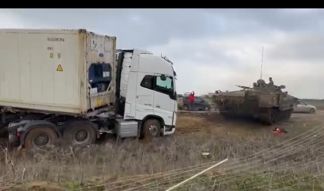 Bar - תמונה לשבת - דצמבר 23 טנק מוציא מהבוץ משאית ועליה מכולה עם 20 טון ...