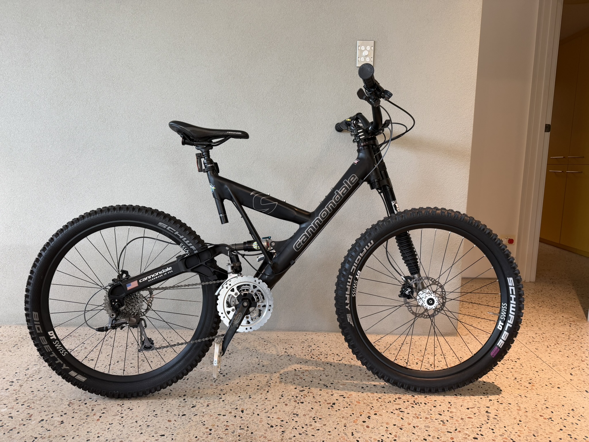 Rebuilding a 1998 Cannondale Super V Freeride 700 Mountain Bike