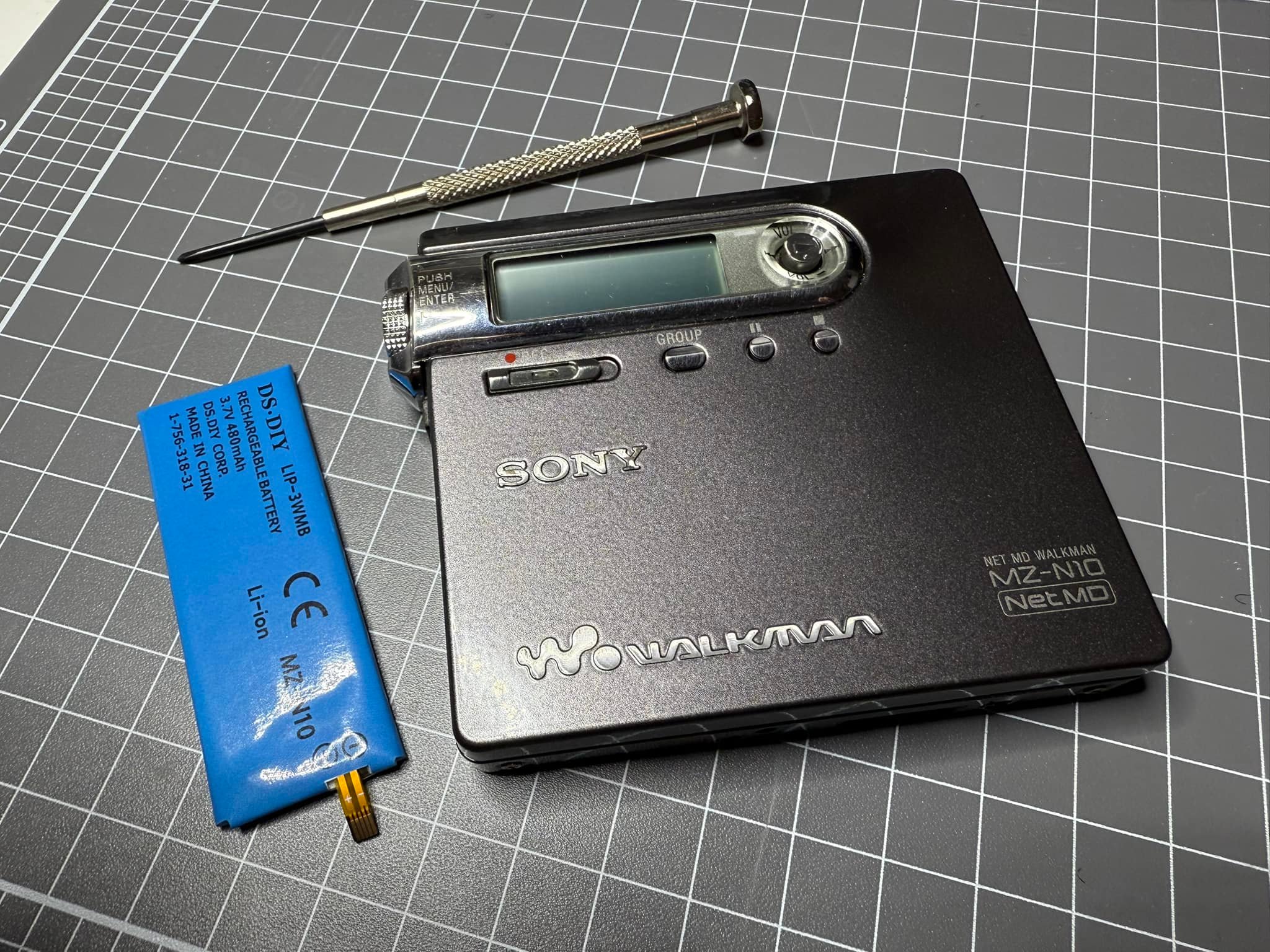 Replacing battery in Sony Walkman MZ-N10