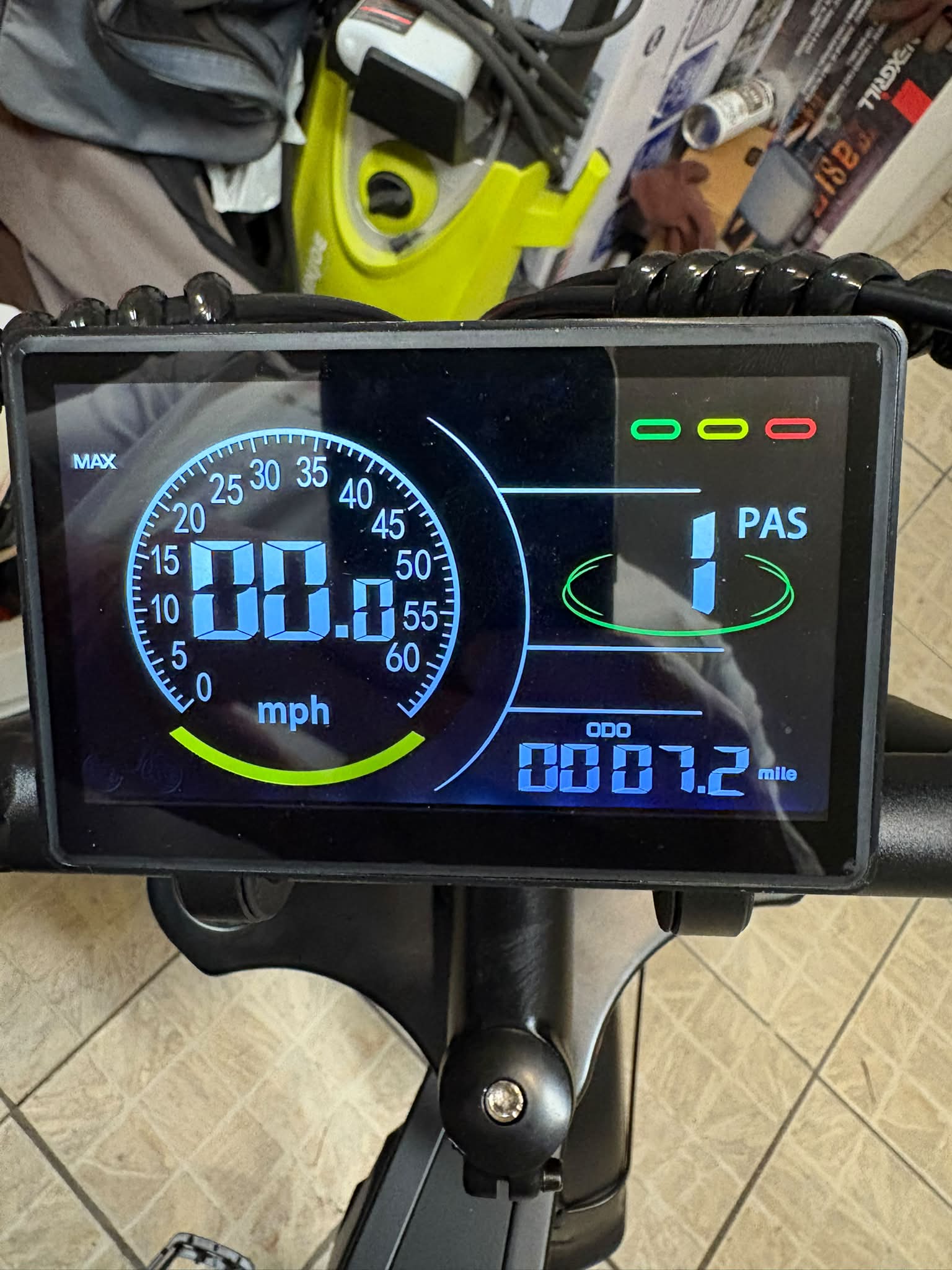 one マシン Can I see battery percentage on the display?