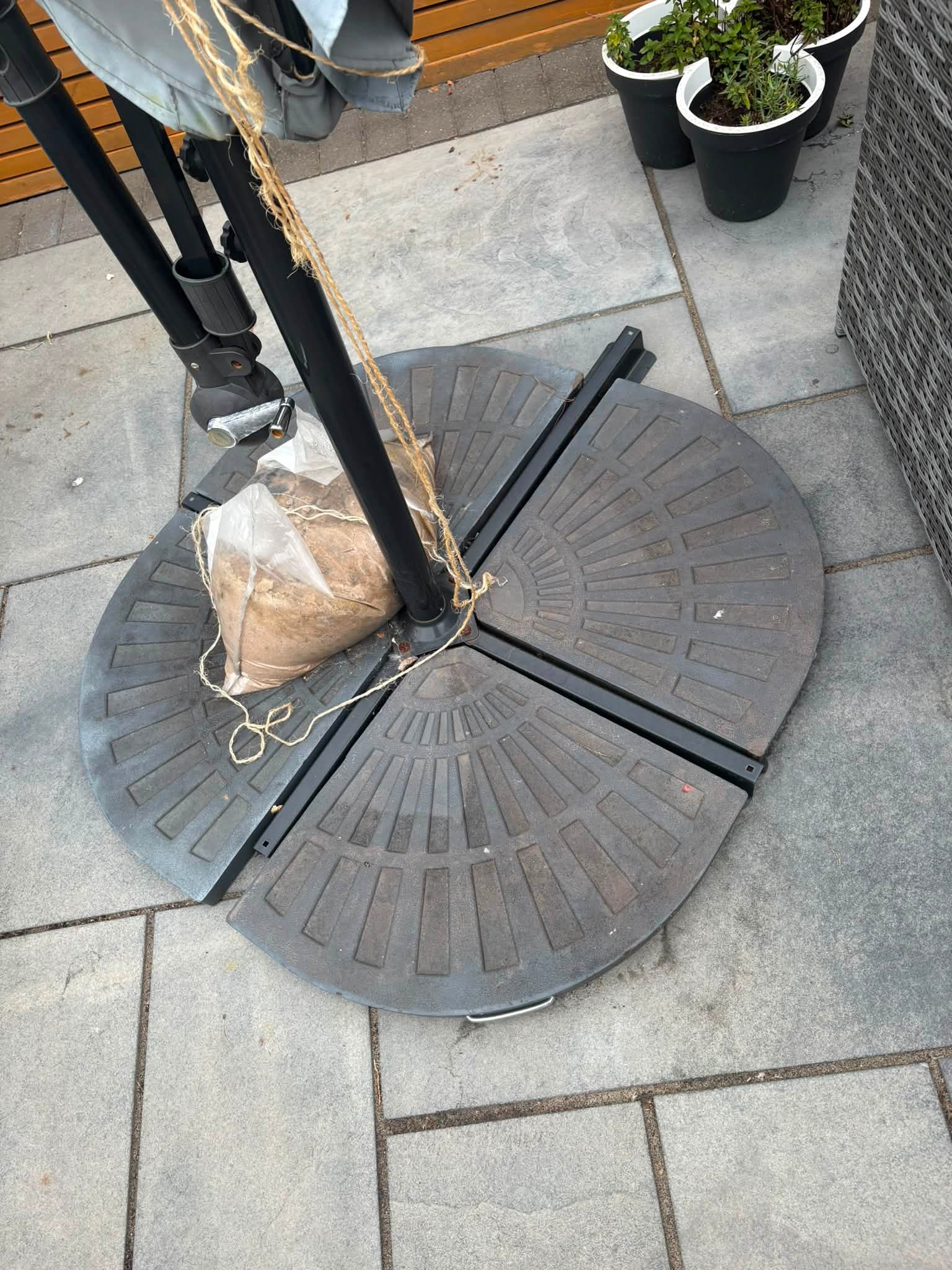 asda patio umbrella weights Sunnydaze 4-Piece Offset Cantilever Stand Weights, Round allowing you to move it easily and keep it stable when needed Outsunny Set of 4 Parasol