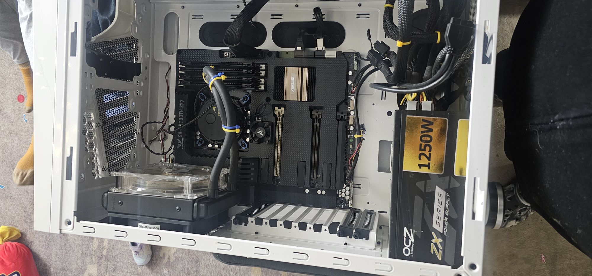 A 1660 super, a i7-9700k and a i7-7700. Also comes with a thermal 