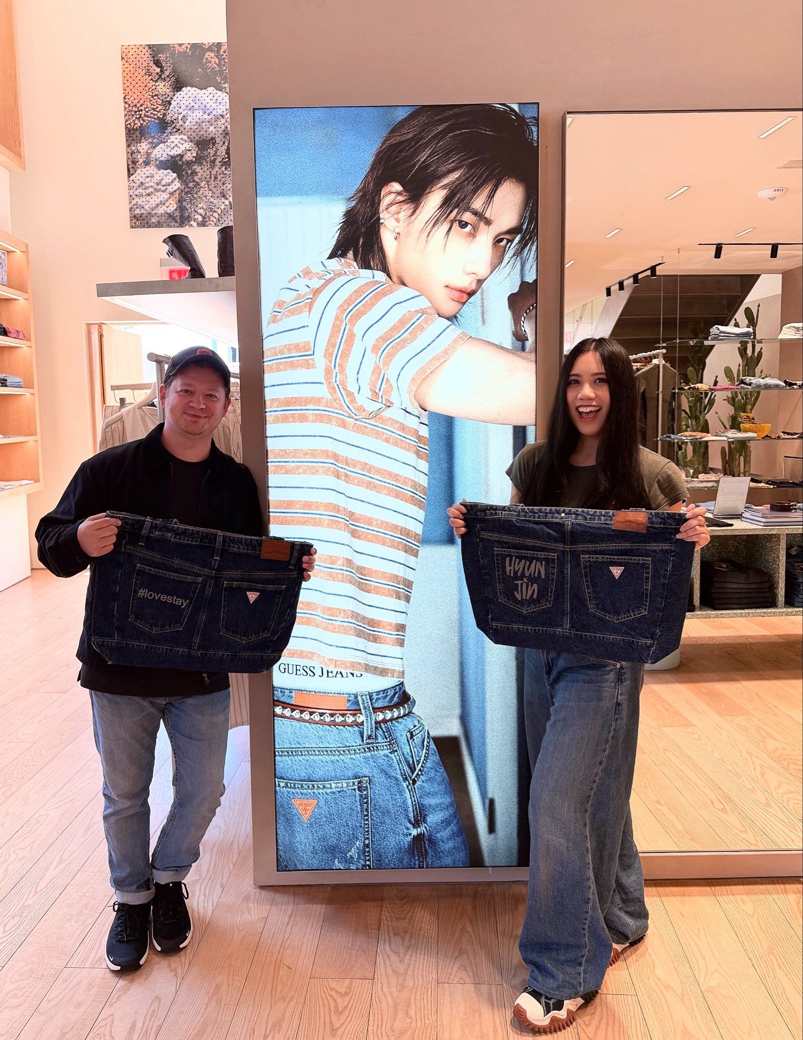 Jason & Katie got their Hyunjin GUESS Jeans Tote Bags 💖