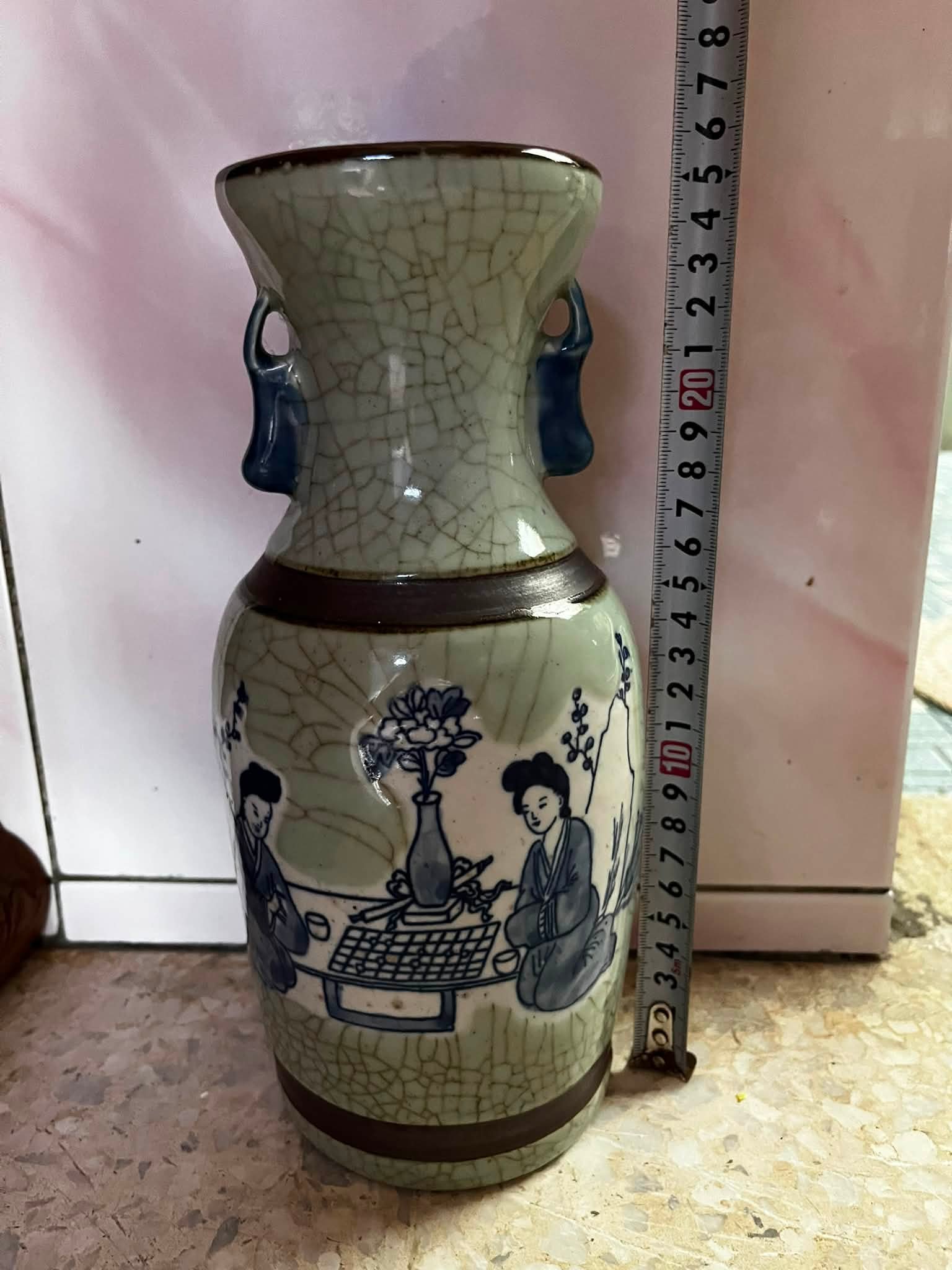 民国/仿古哥窑开片青花仕女图双耳花瓶（成化年制底款)