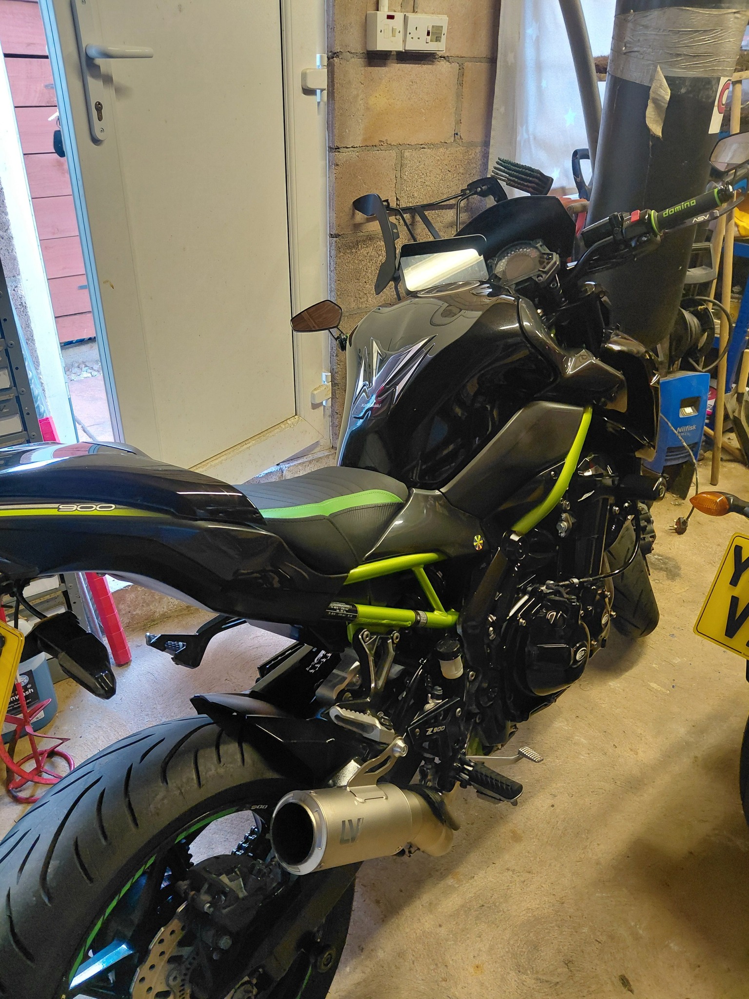 満月に照らされる、孤高のZRX1200R。 静寂の夜、光と影が交差する場所