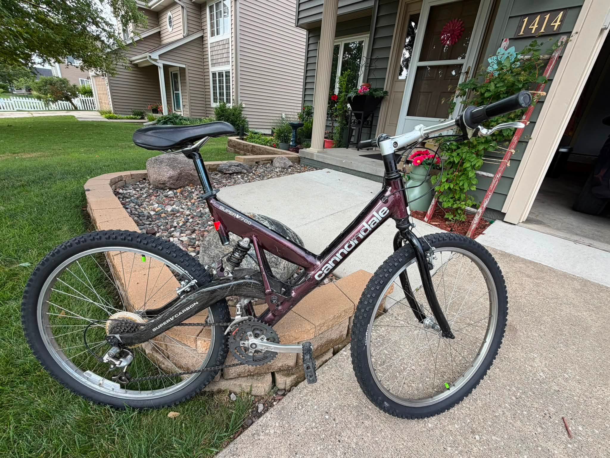 I picked up this 1996 Super V700 with carbon fiber suspension.