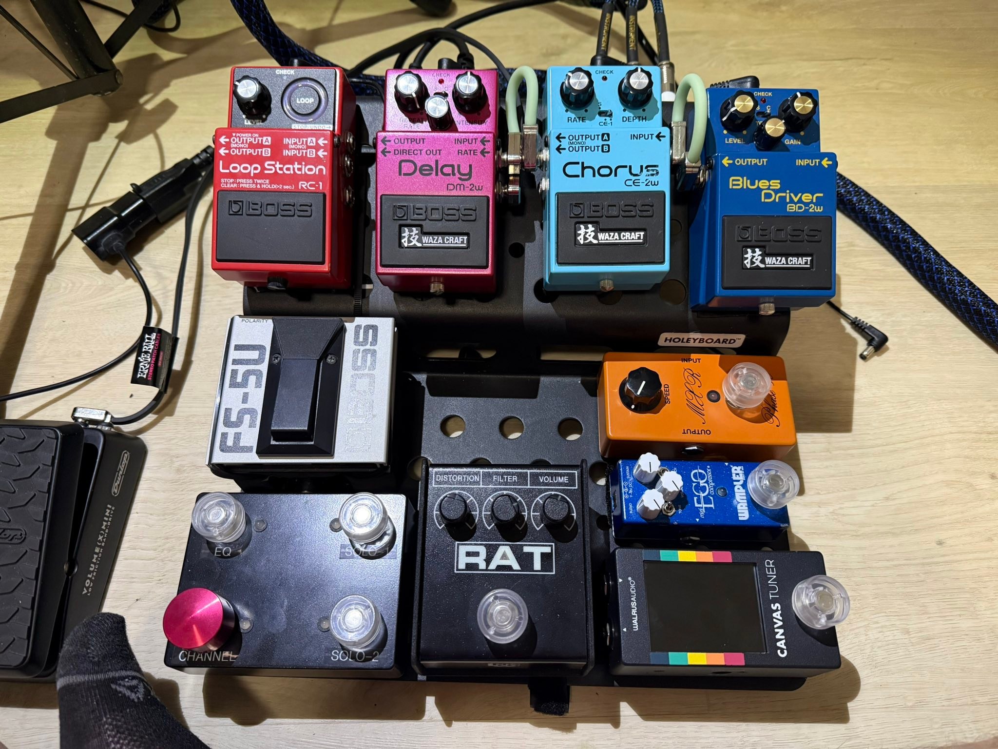 Pedalboard setup for guitar with buffer and loop