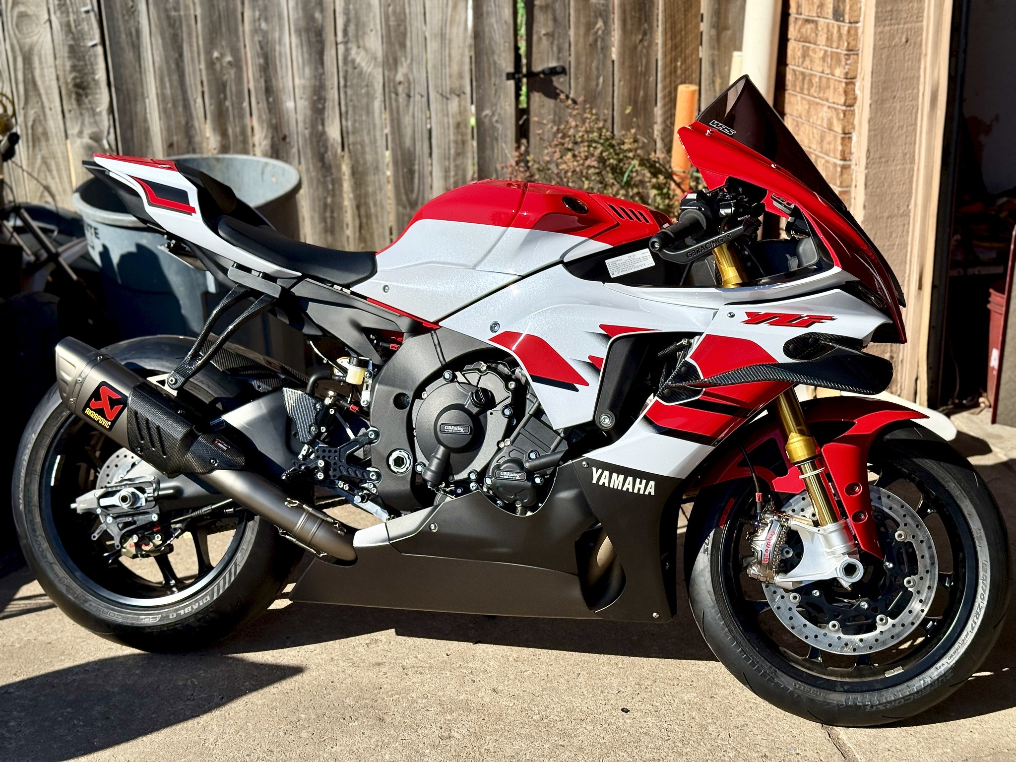 Yamaha YZF R1 with WSBK Akra system and Ohlins shocks