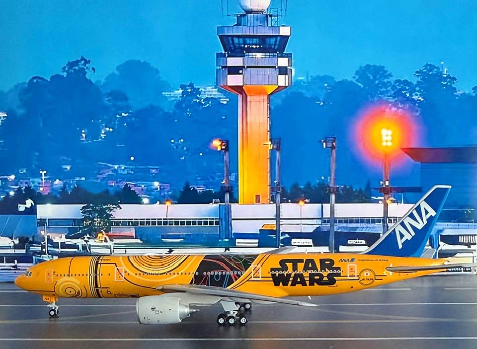 航空機・ヘリコプター ANA B777-200ER JA743A C-3PO 🔴 ANA's iconic Star Wars C-3PO Boeing 777-200ER JA743A completed