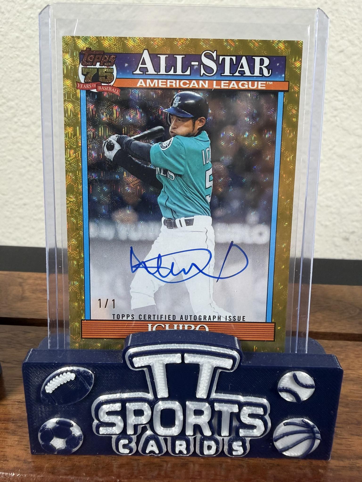 This 1/1 Ichiro bat relic card fit his ENTIRE logo 😳 🤯