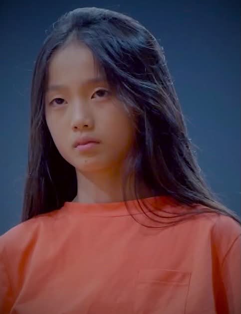 Yui makes debut with Keyveatz