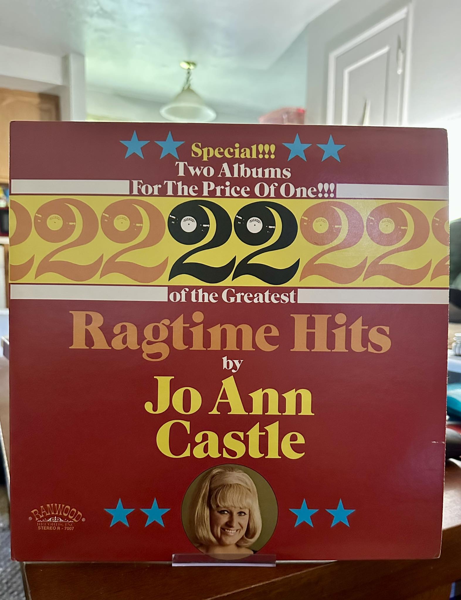 Jo Ann Castle's ragtime style and improvisation