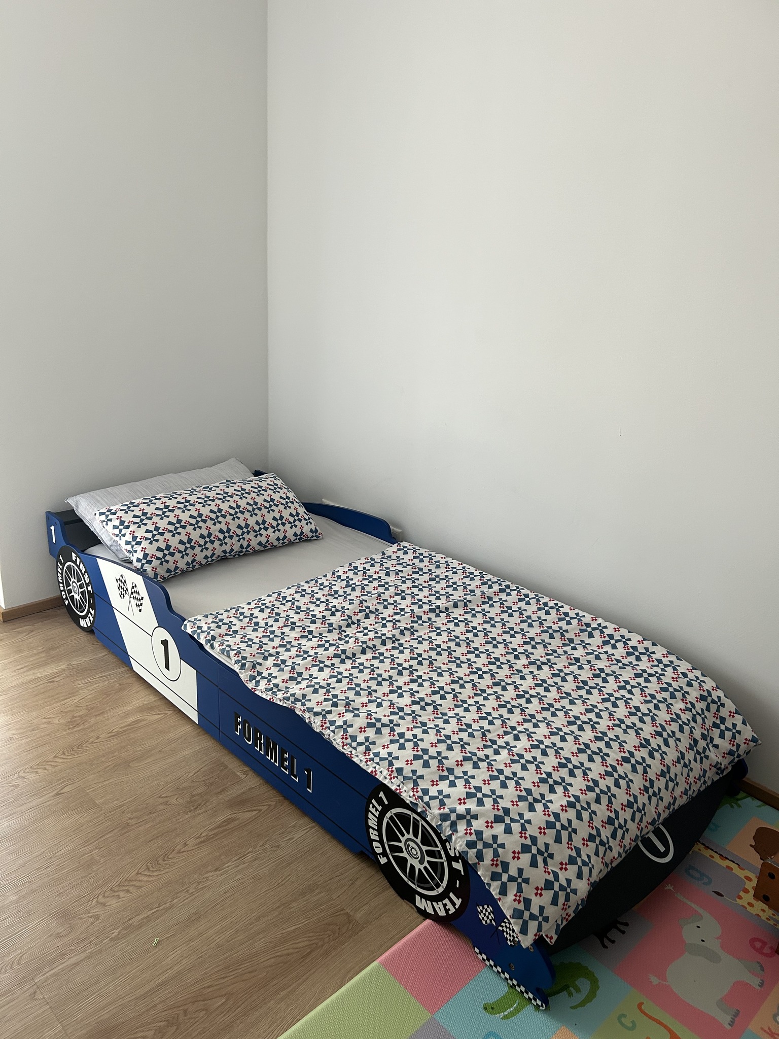🚗 Autobett Kinderbett 90 × 200 cm inkl. Matratze & Matratzenschutz Zum Verkauf steht ein **blaues Autobett für Kinder** in der Größe **90 × 200 cm**. Im Angebot enthalten sind: * 🚗 Autobett in Blau