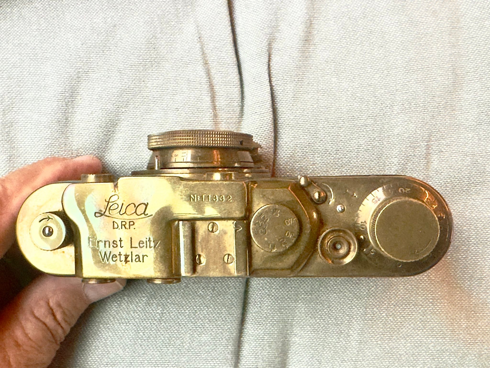 Are fake Leica cameras with gold-plated parts reliable?