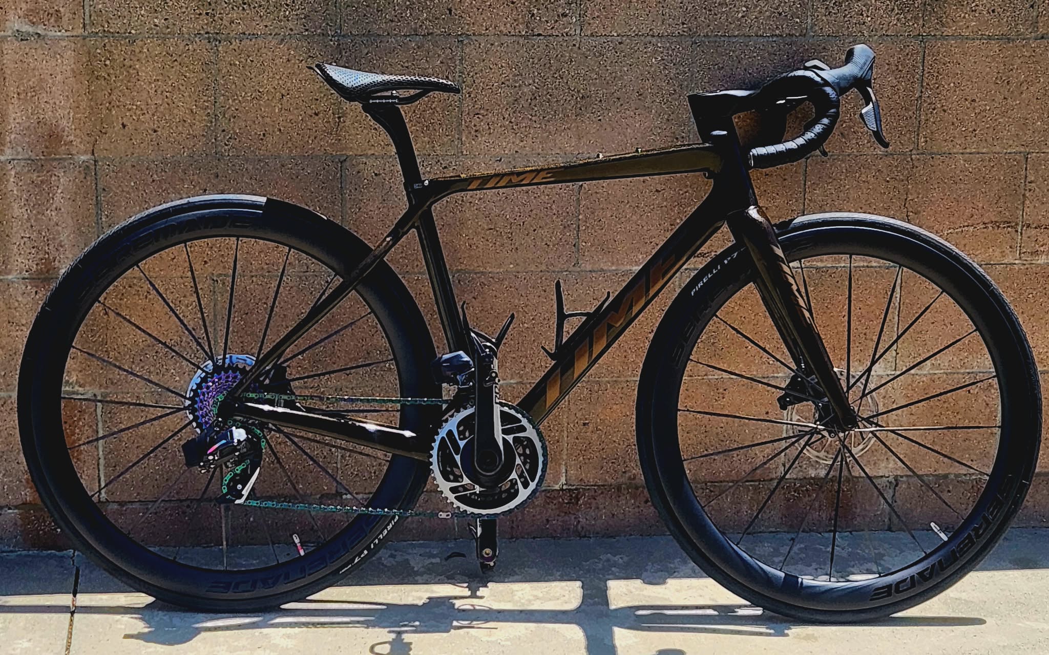 Customized Izon Aktiv bike with high-end components