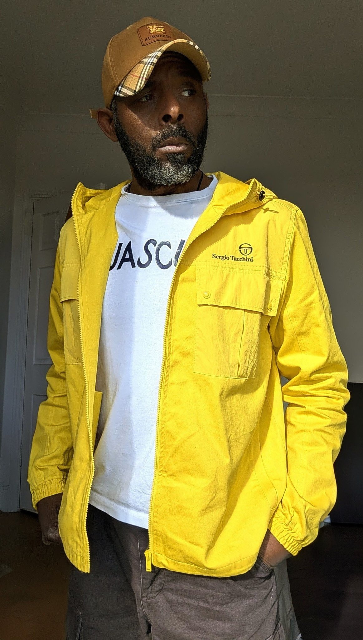 Wearing jackets with t-shirts in warm weather