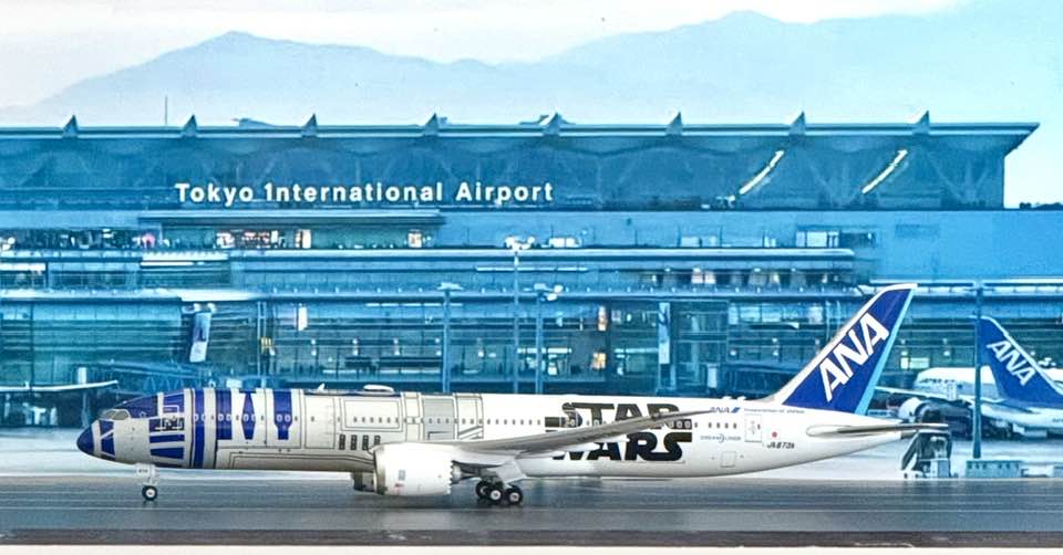 Boeing 787-9 Dreamliner Star Wars R2-D2 livery model at Tokyo