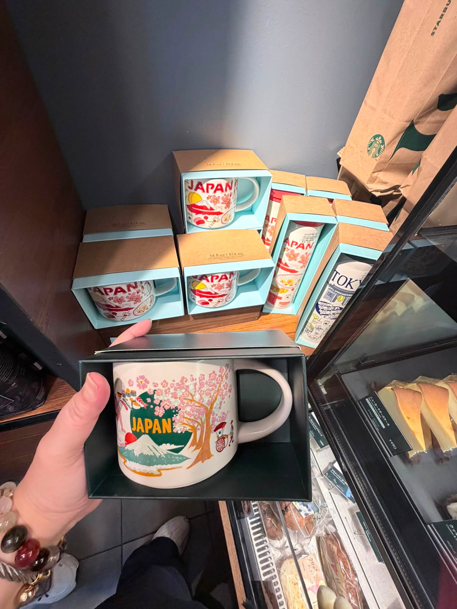 Some pics of the few merch I saw from Starbucks Japan (Tokyo) :)