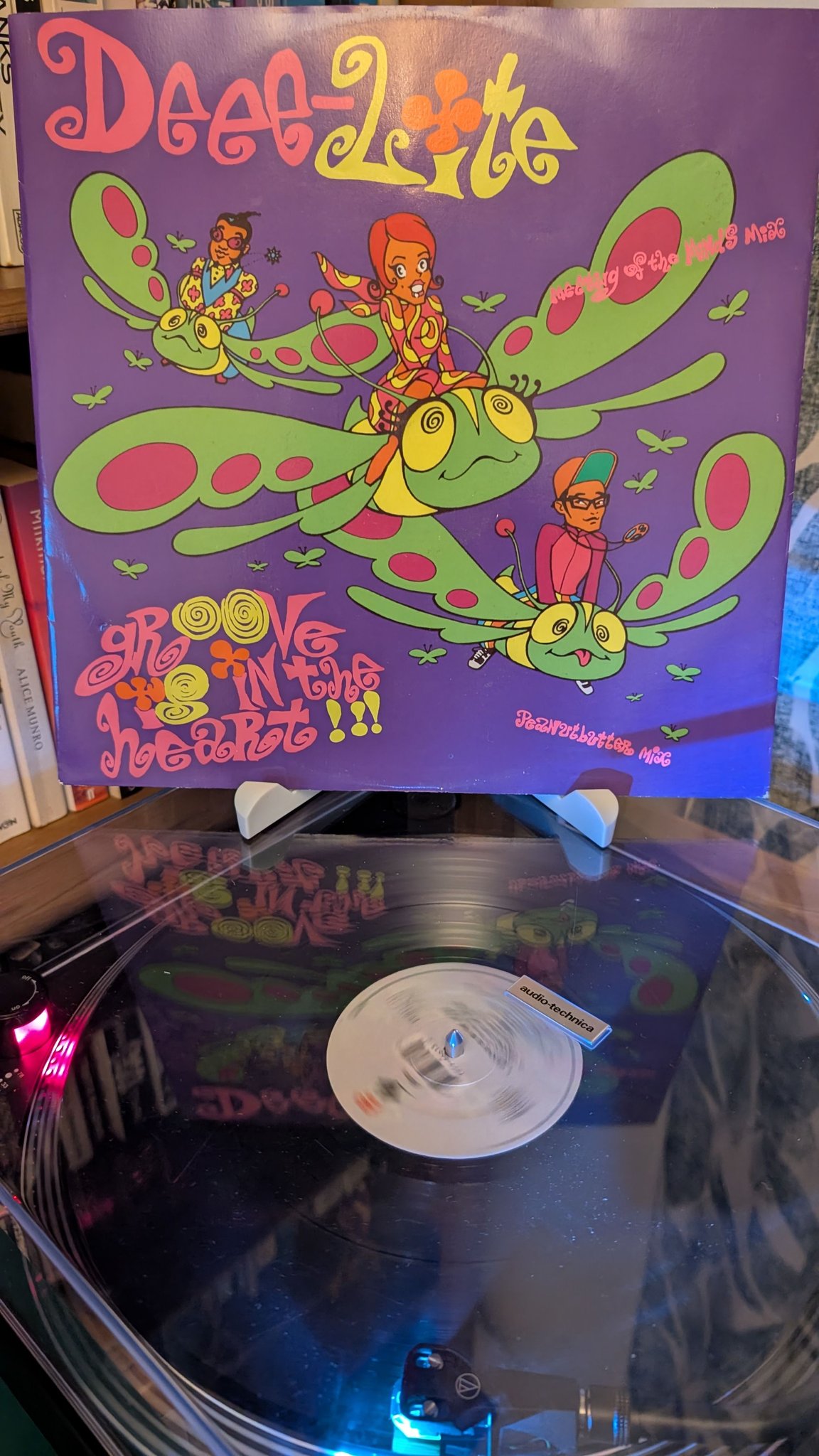 Deee-Lite - Groove is in the Heart 12