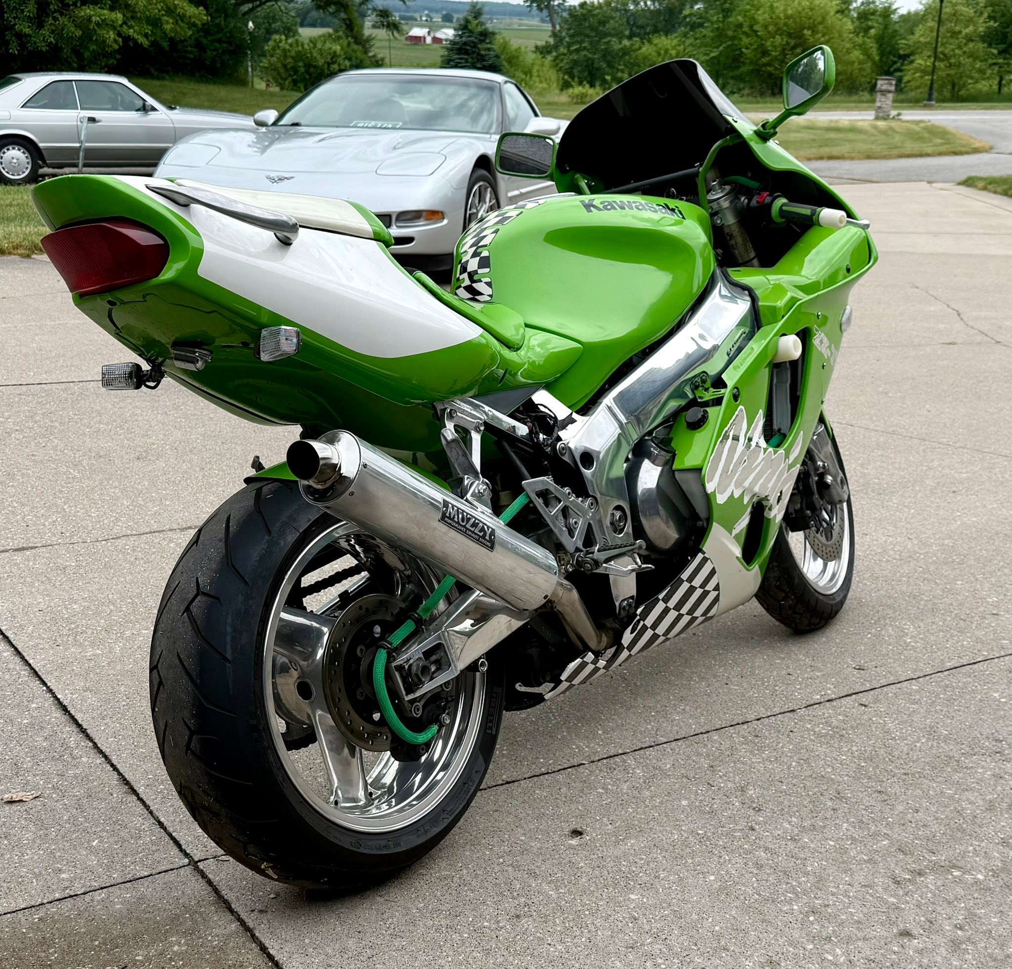 ハワイ Hello everyone…..just joined the group. I have this '99 ZX-7R