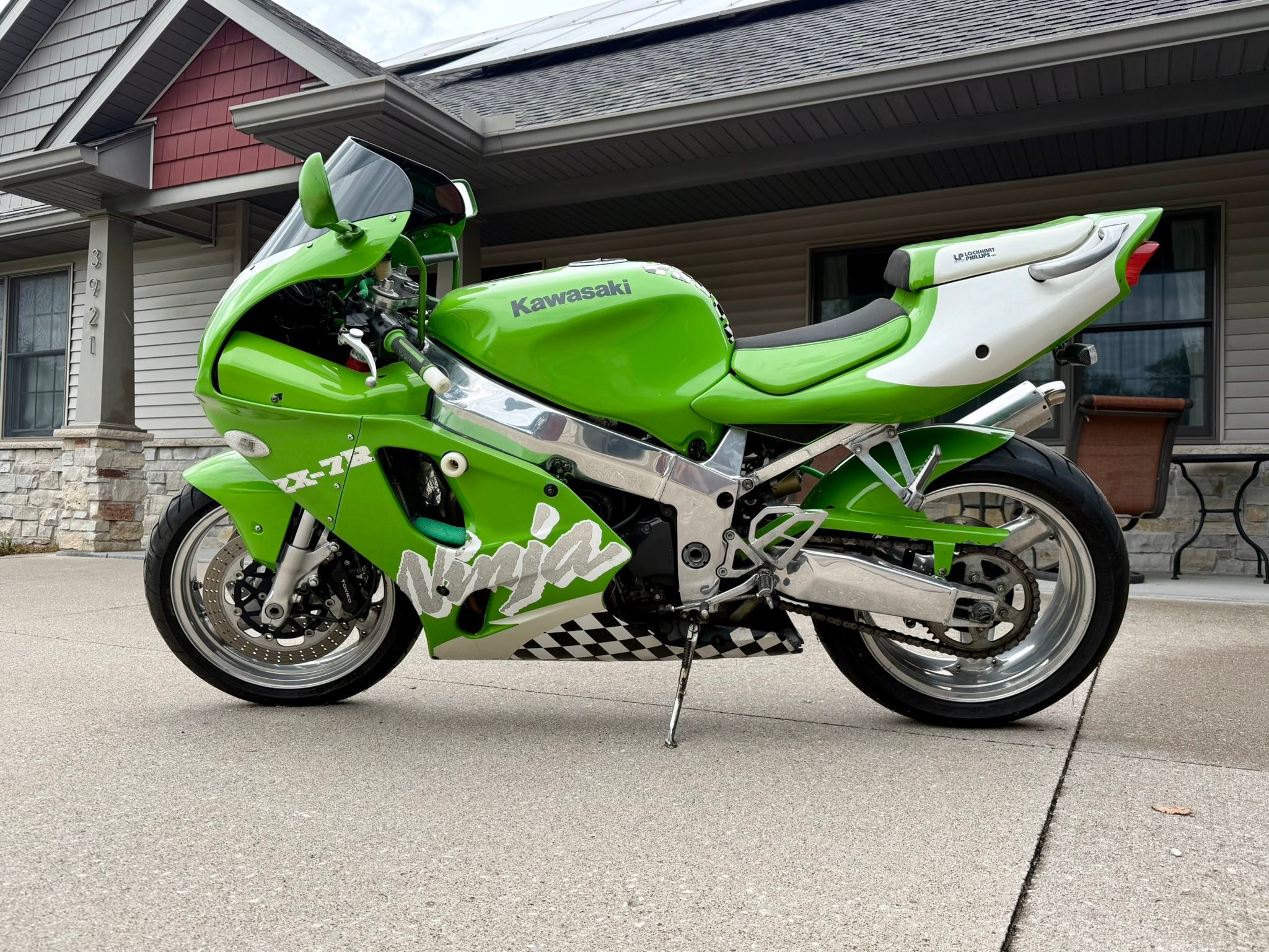 Hello everyone…..just joined the group. I have this '99 ZX-7R