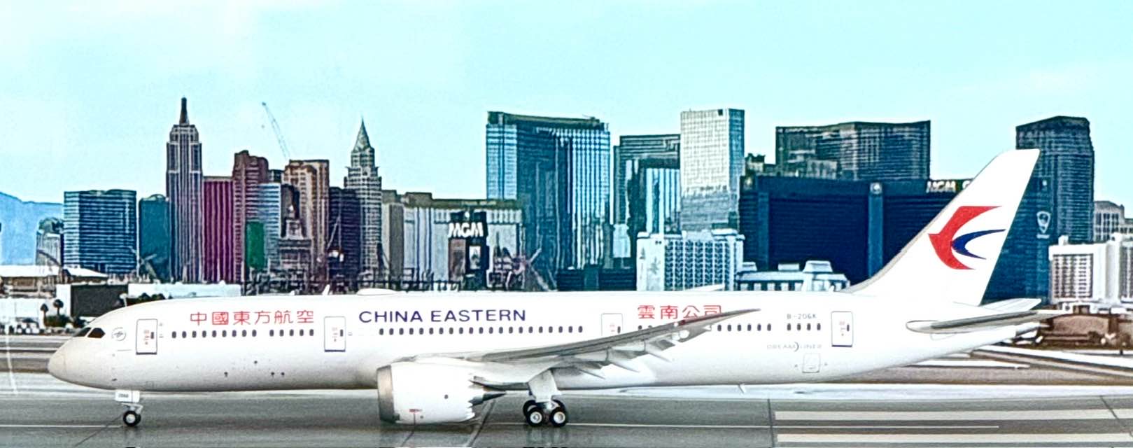 China Eastern Airlines Boeing 787-9 Dreamliner JC Wings 1:400