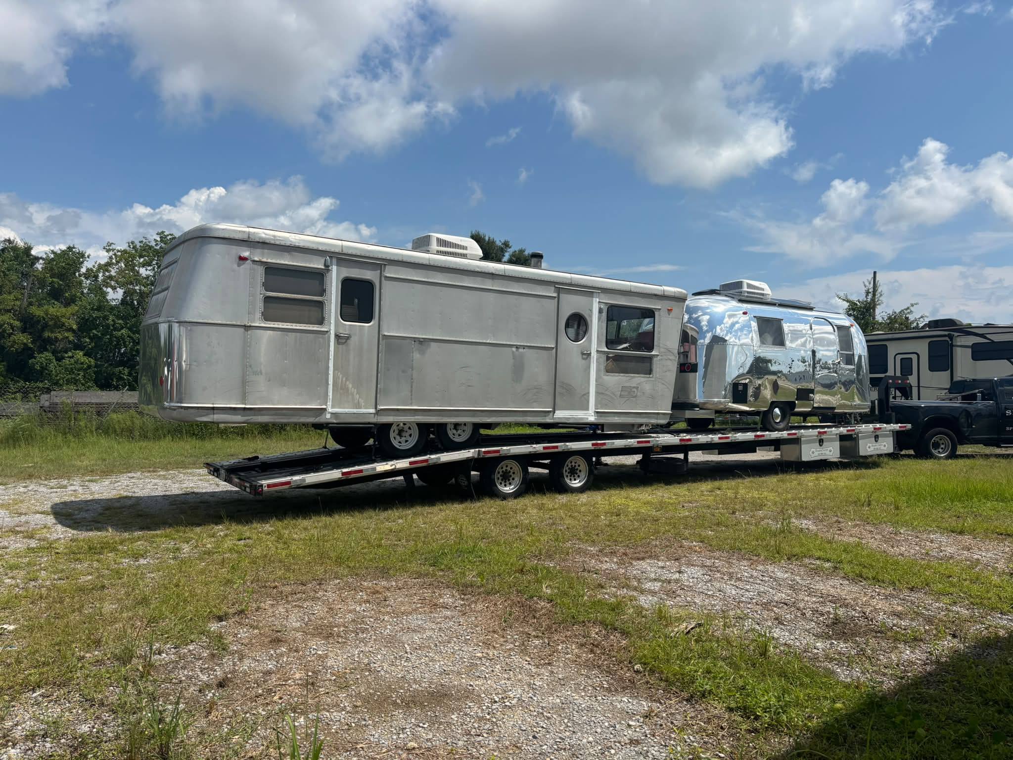 Motor City Classics 1:18 Airstream Bubble trailer model