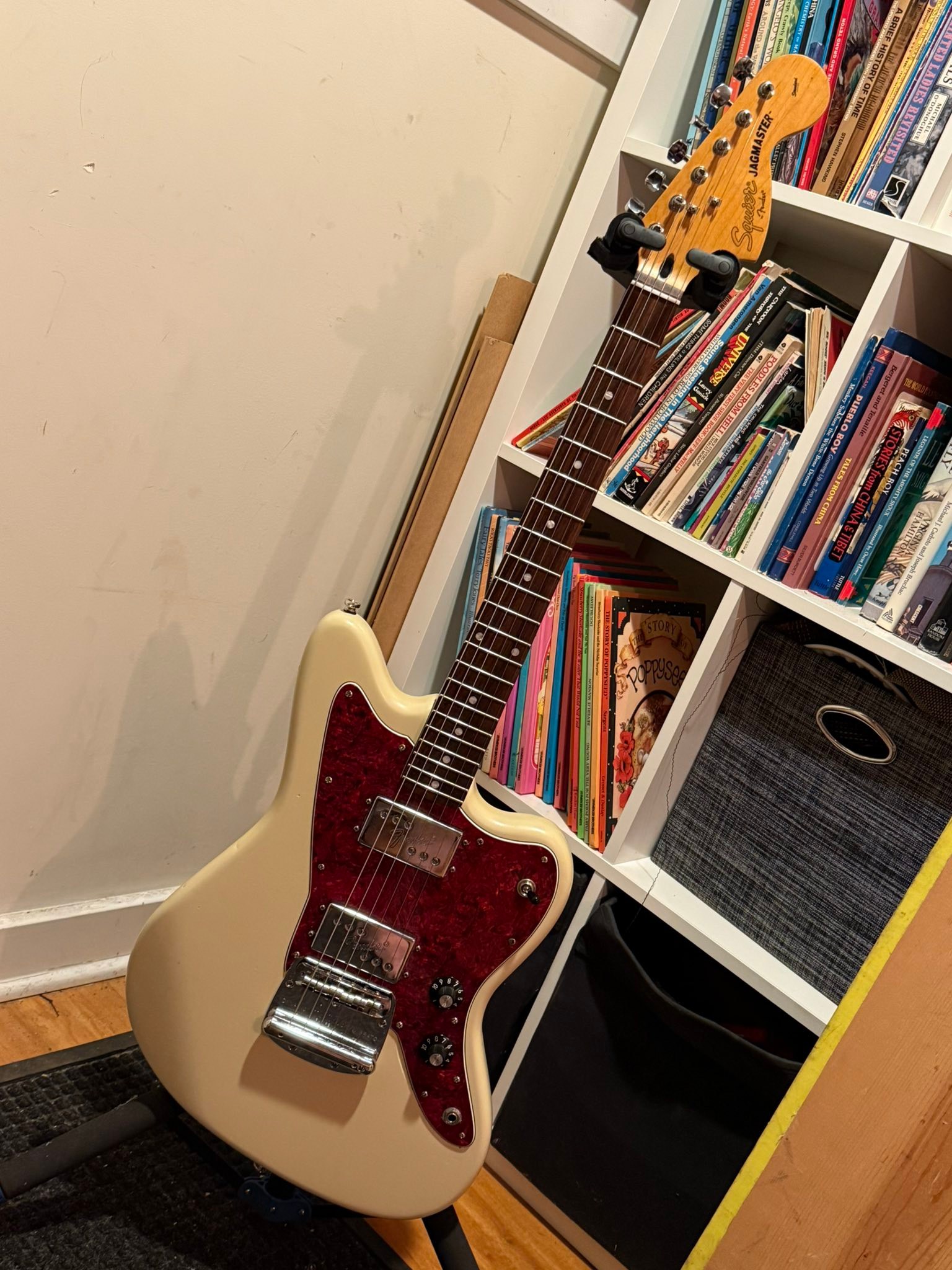Modified jagmaster guitar with vintage finish