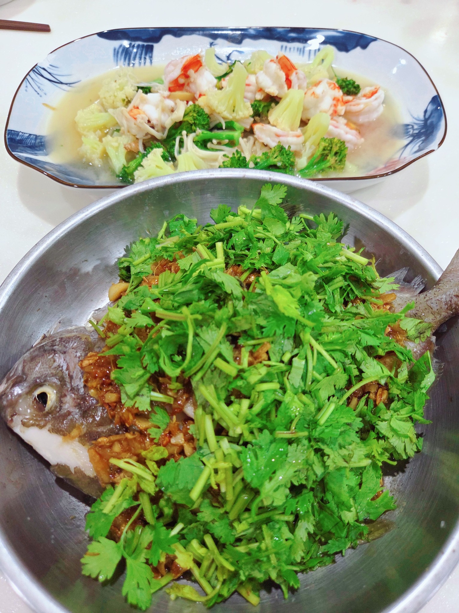 今晚菜式不错🍲🍲🍲 清蒸🐟 一定要放多多香菜😋😋😋 再来一个大虾炒