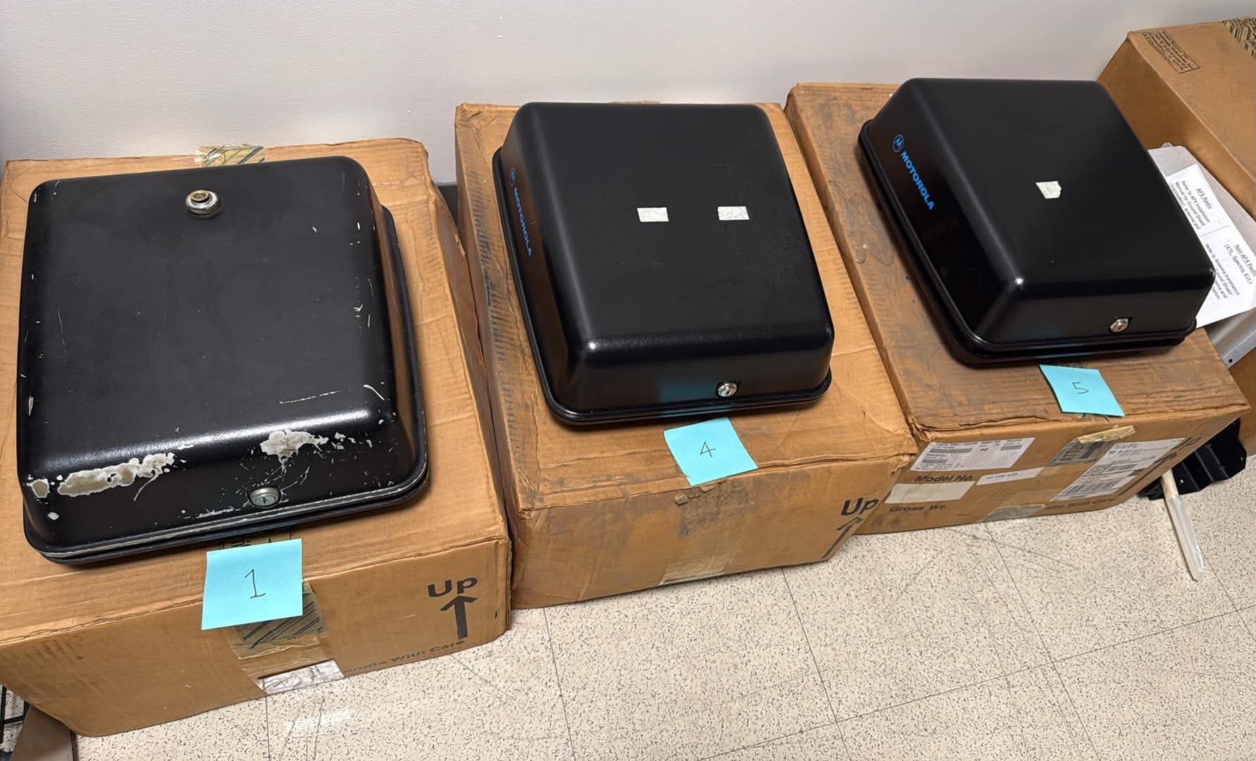 ハッピーライフ（3本セット） Motorola radio boxes for sale with varying conditions