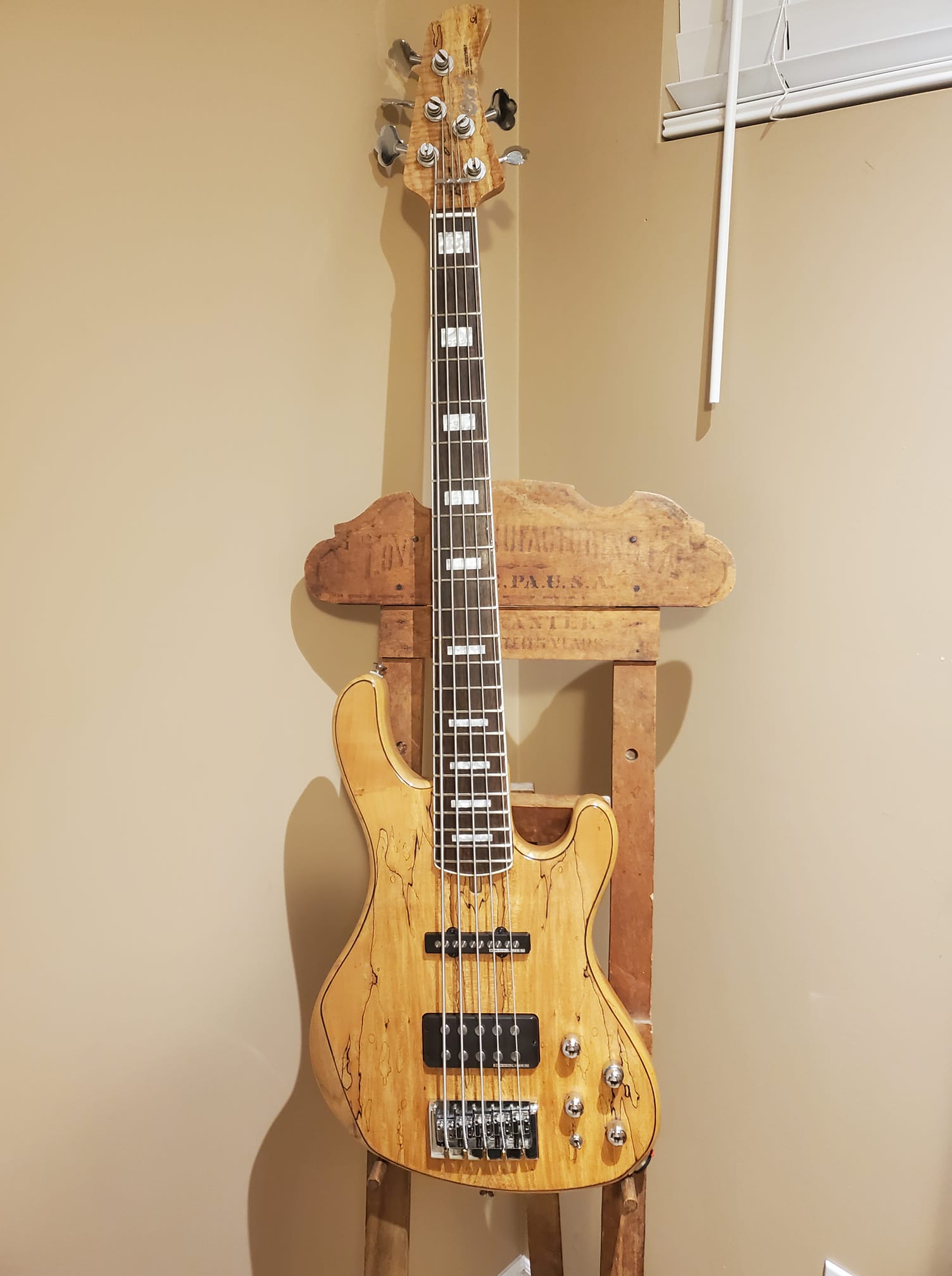 does anyone have Cort GB94? how much does this bass weight? thanks