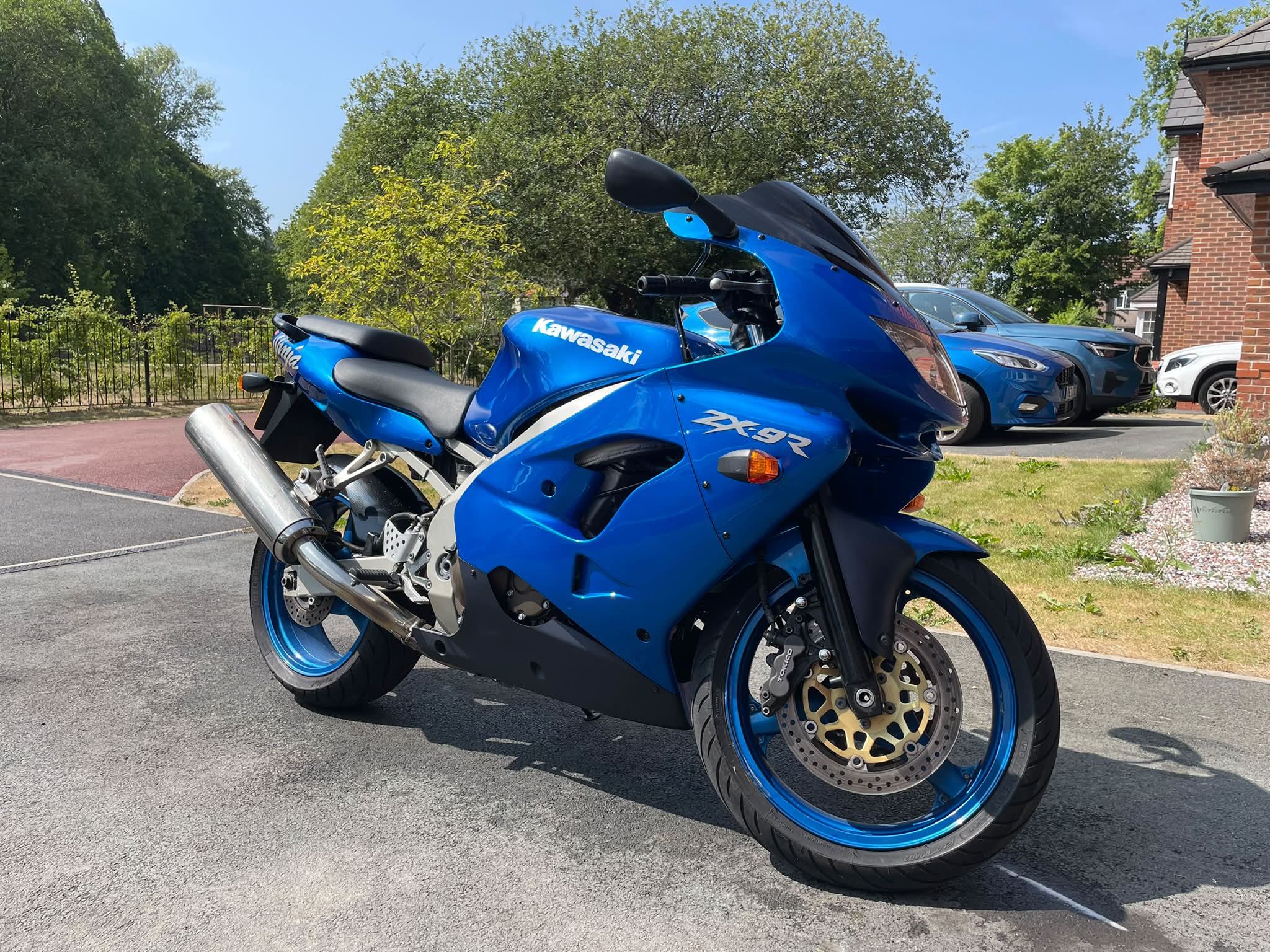 Are Kawasaki ZX-9R wheels originally blue?
