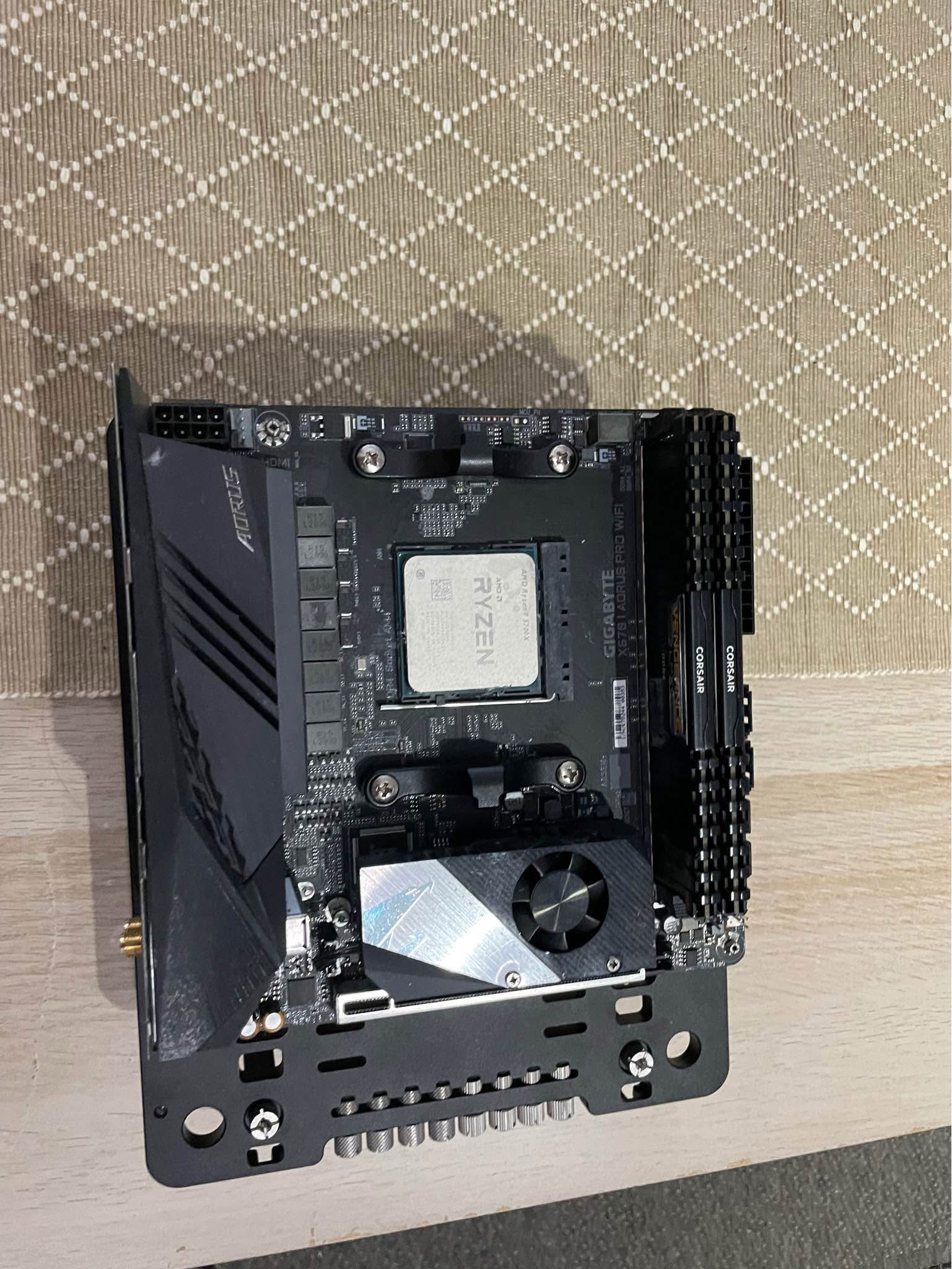 Gigabyte x570i Aorus Pro Wi-Fi motherboard AMD Ryzen 5700x Corsair 