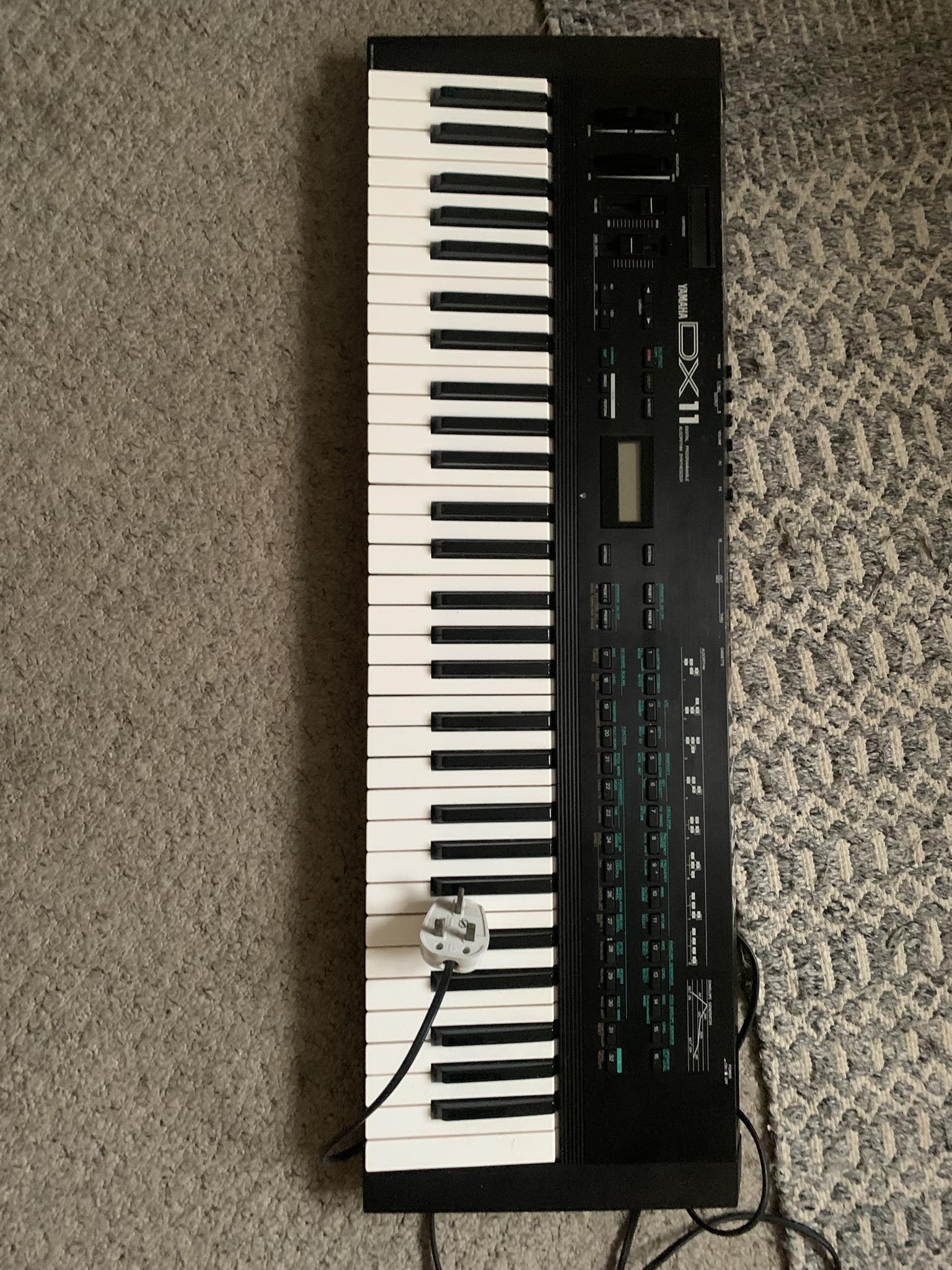 Yamaha DX11 keyboard synthesizer review