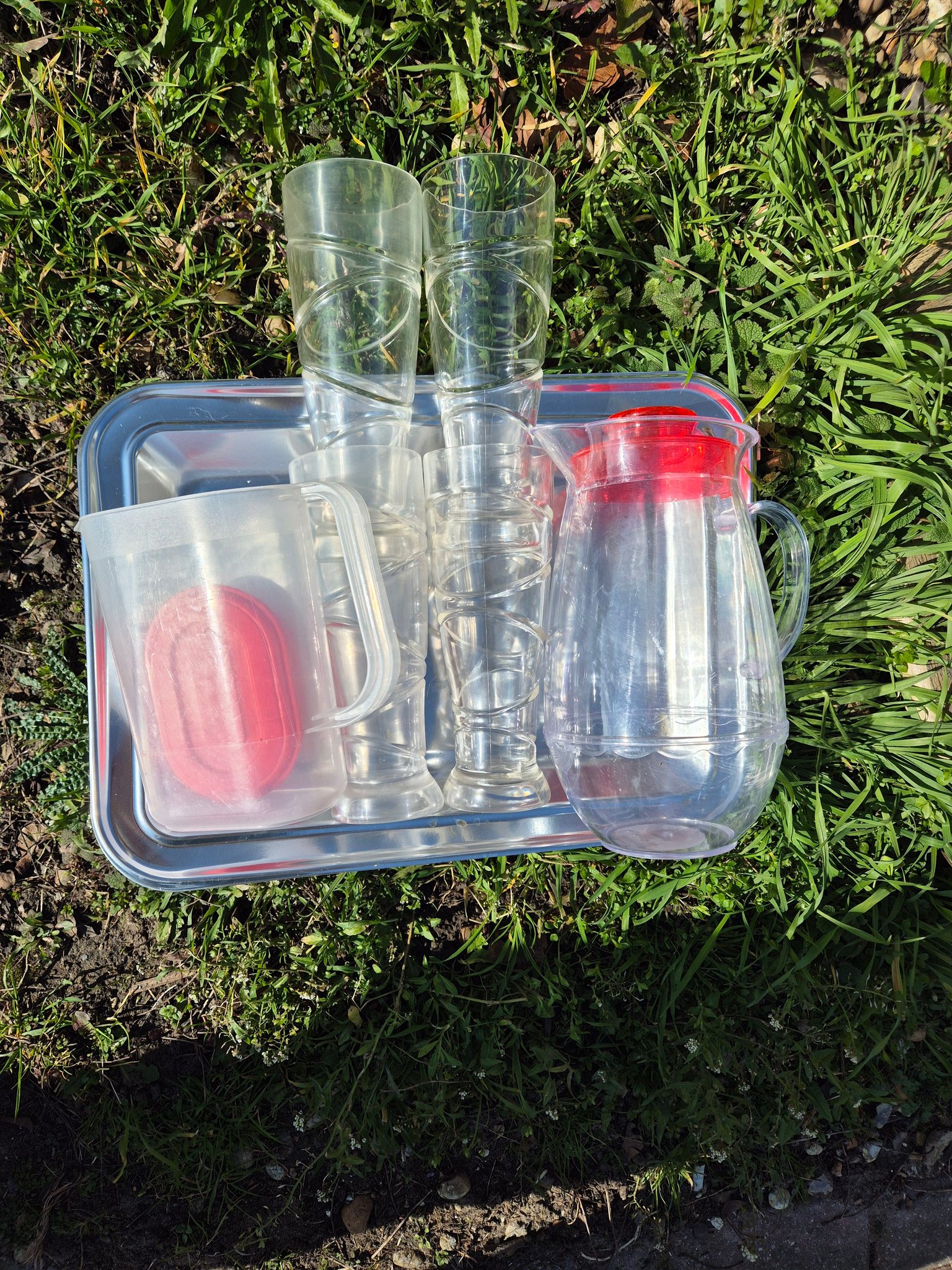 Anyone want, please help yourself. 2 jugs with lids amd 4 tall 