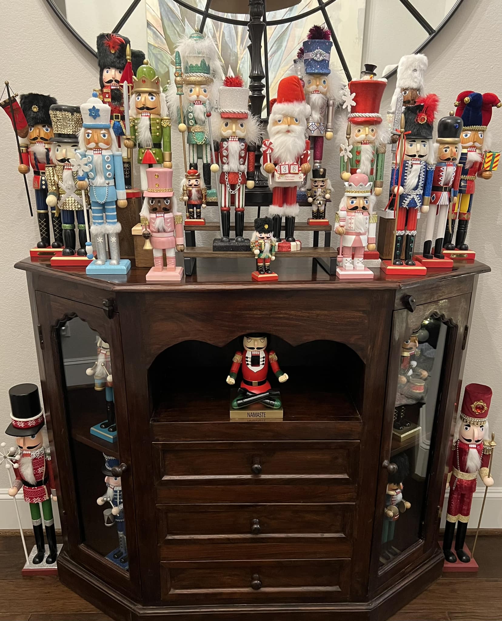 How to display a large collection of nutcrackers in a smaller area? display picture 1