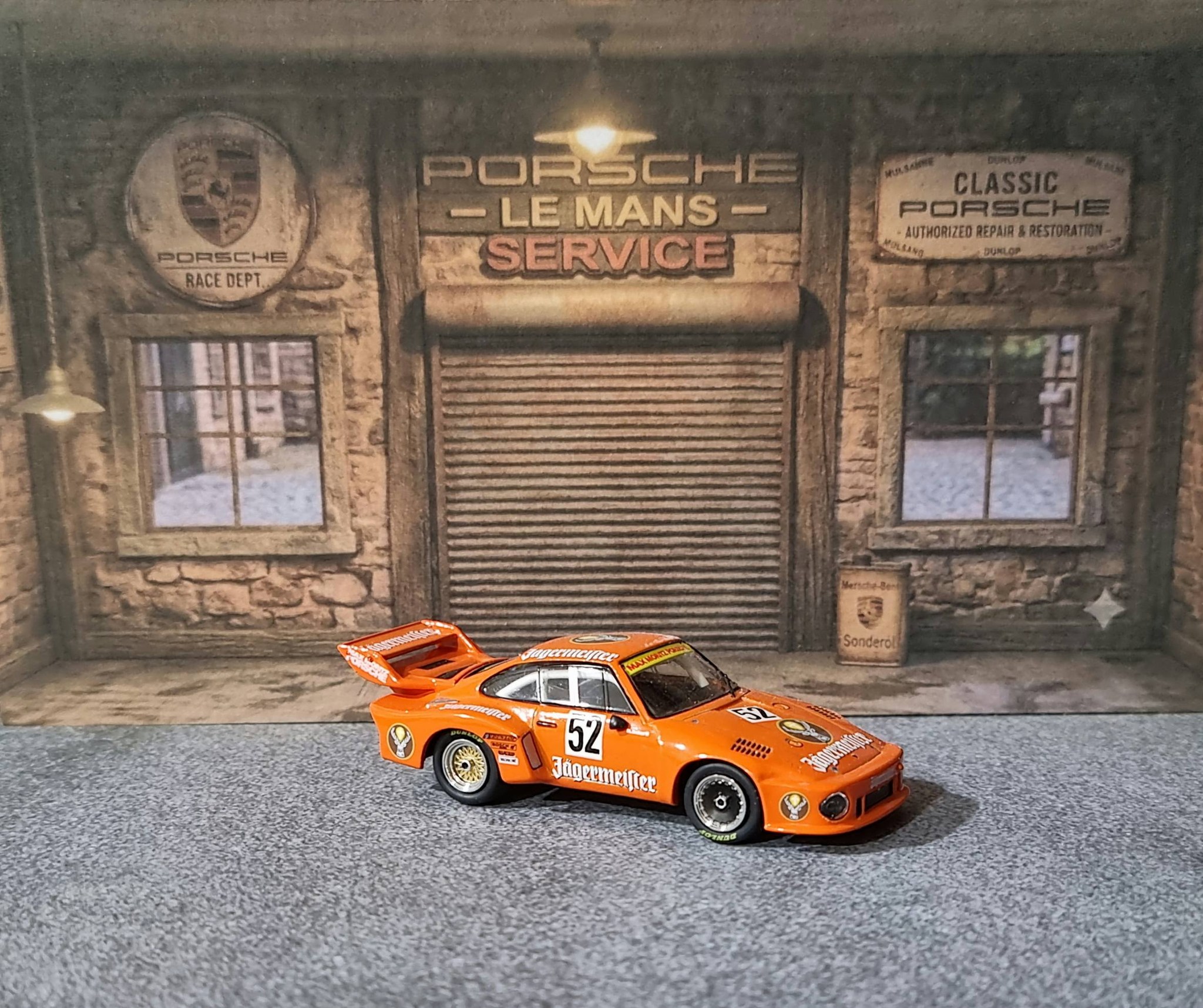 1981 Porsche 935 K3 Tarmac Works 1:64 1977 Porsche 935 Minichamps 1:64