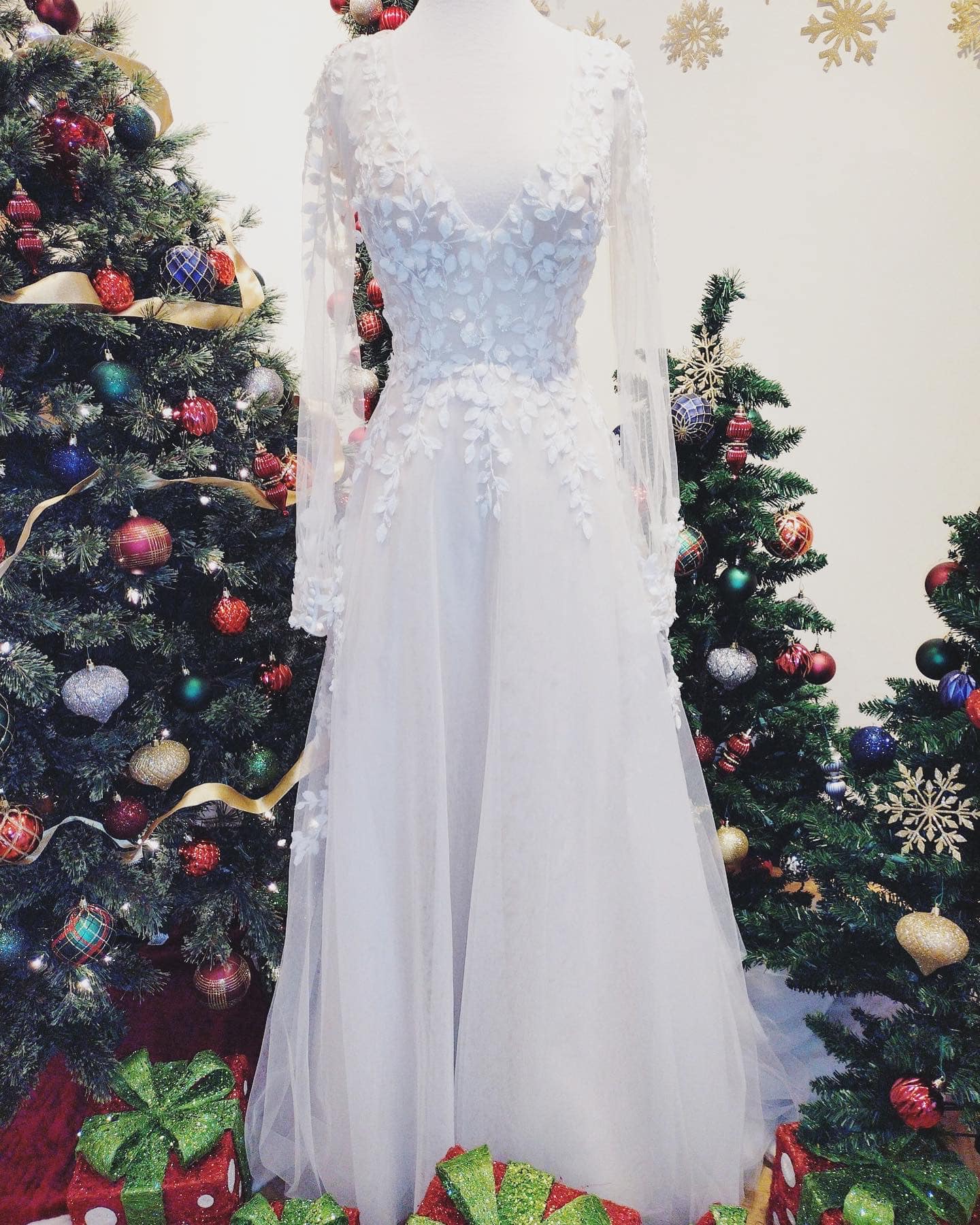 Gorgeous wedding dresses for the holiday season