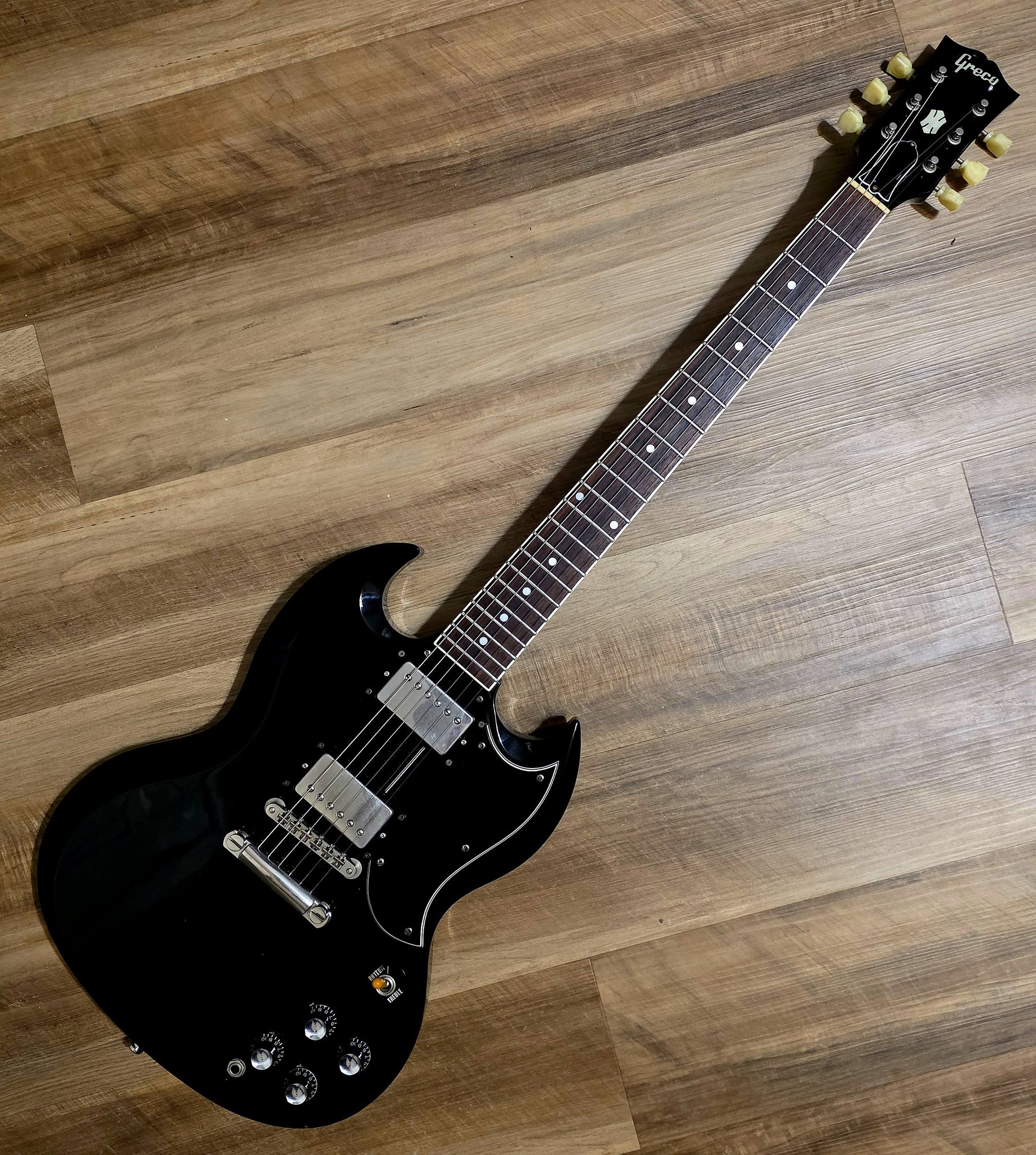 GrecoのEG-135（1968）です。 一見するとセミアコですが、デチャネック