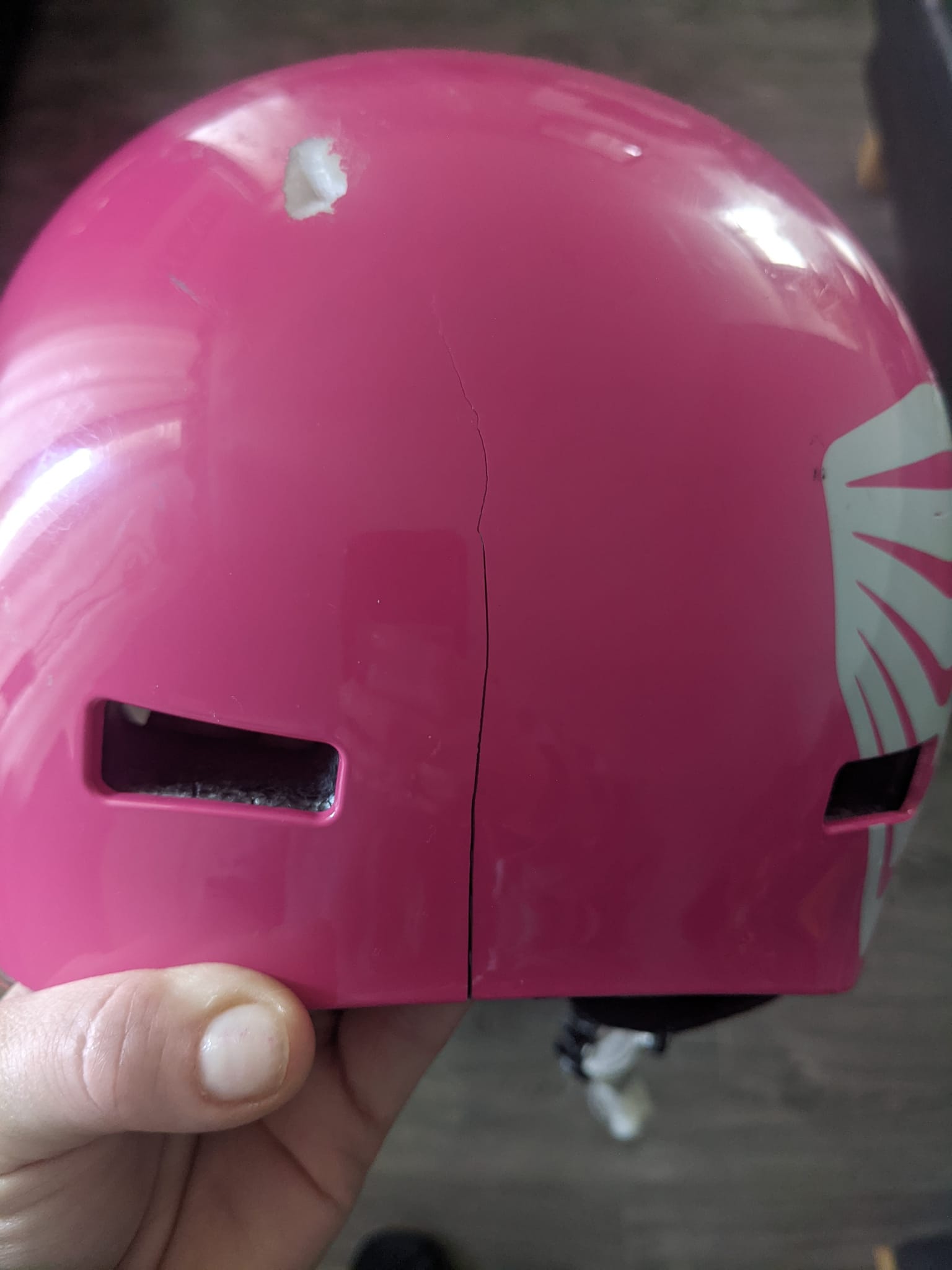 exploding snowboard helmet Signature 