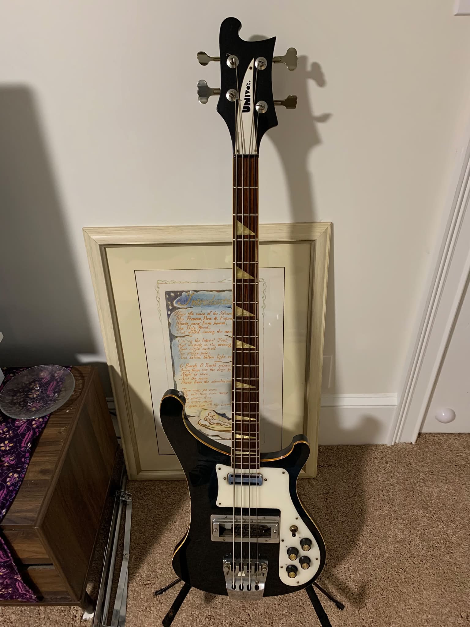 東海楽器のCat's Eyes CE-1200（1975）です。 当時、東海楽器は