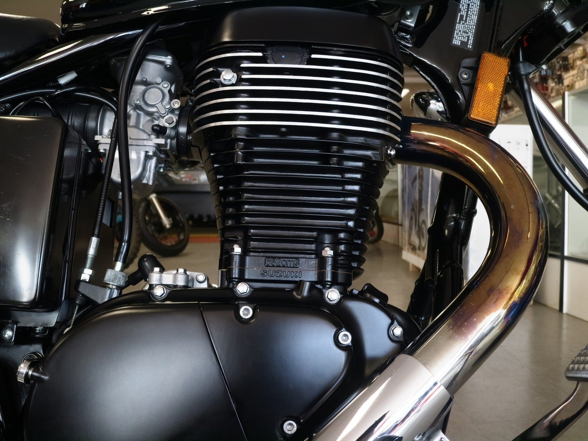 MOTOZONE - The Suzuki Boulevard S40 takes a timeless...