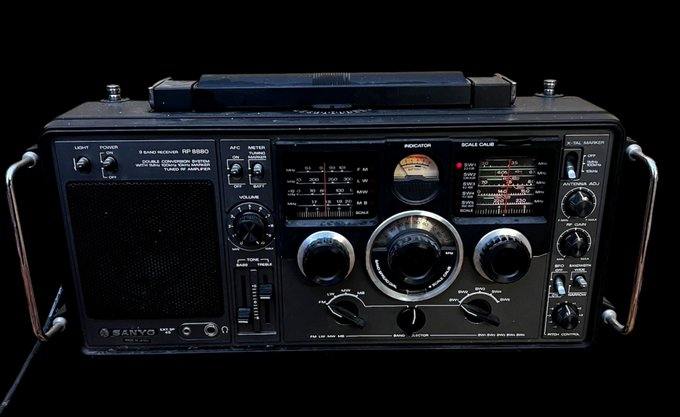 Radio NATIONAL . Modelo RF- 818 JB. 3 bandas FM-MW-SW. Super
