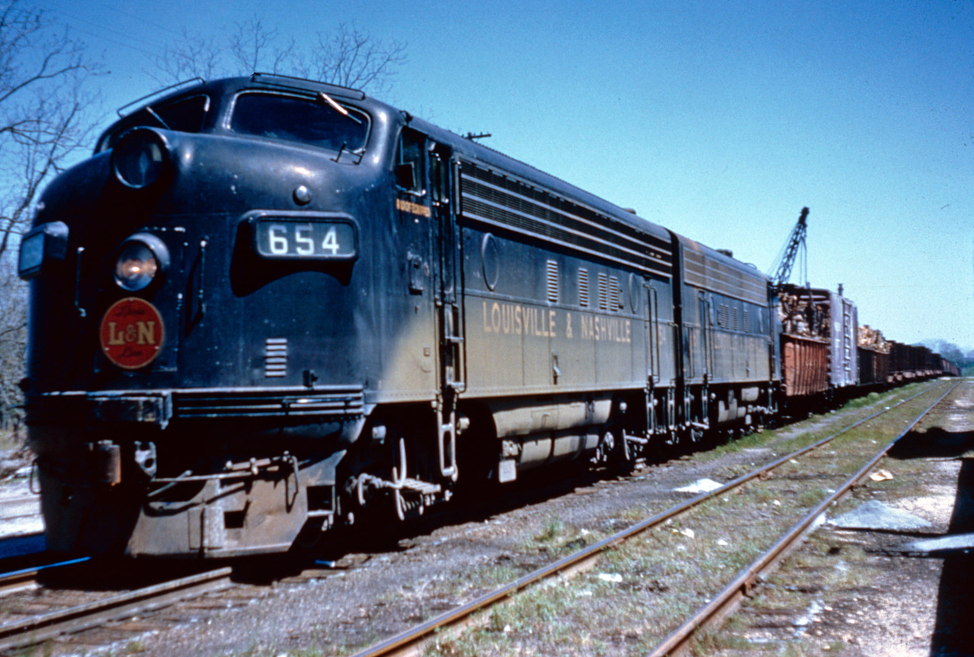 FP7 locomotive heads west near Cottondale, Florida